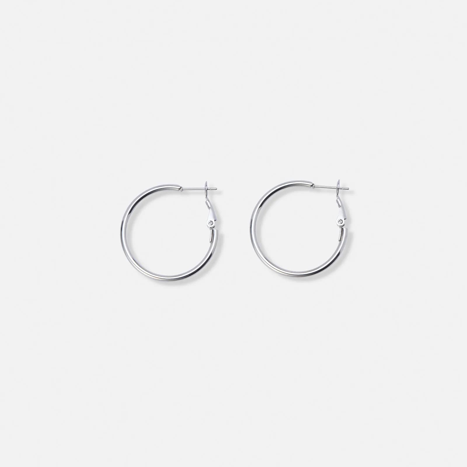 Stålsmycken by Ur & Penn Stilrena klassiska stålörhängen i modellen hoops. Dessa örhängen är 30 mm i diameter och 2 mm breda.