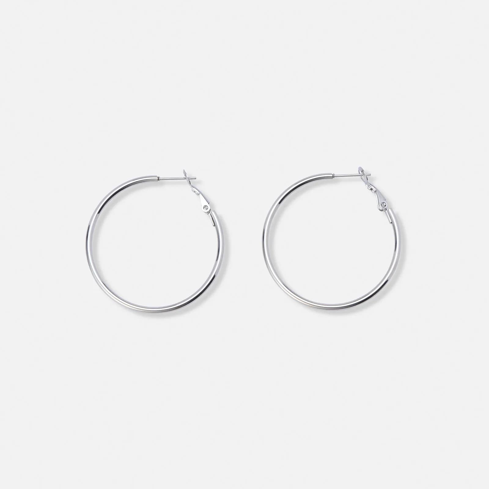 Stålsmycken by Ur & Penn Stilrena klassiska stålörhängen i modellen hoops. Dessa örhängen är 40 mm i diameter och 2 mm breda.