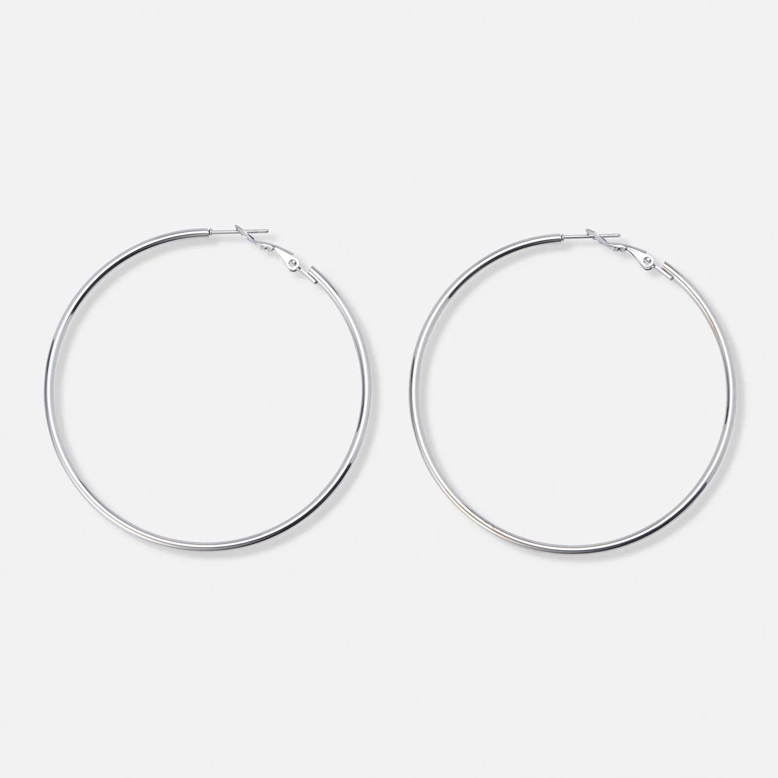 Stålsmycken by Ur & Penn Stilrena klassiska stålörhängen i modellen hoops. Dessa örhängen är 60 mm i diameter och 2 mm breda.