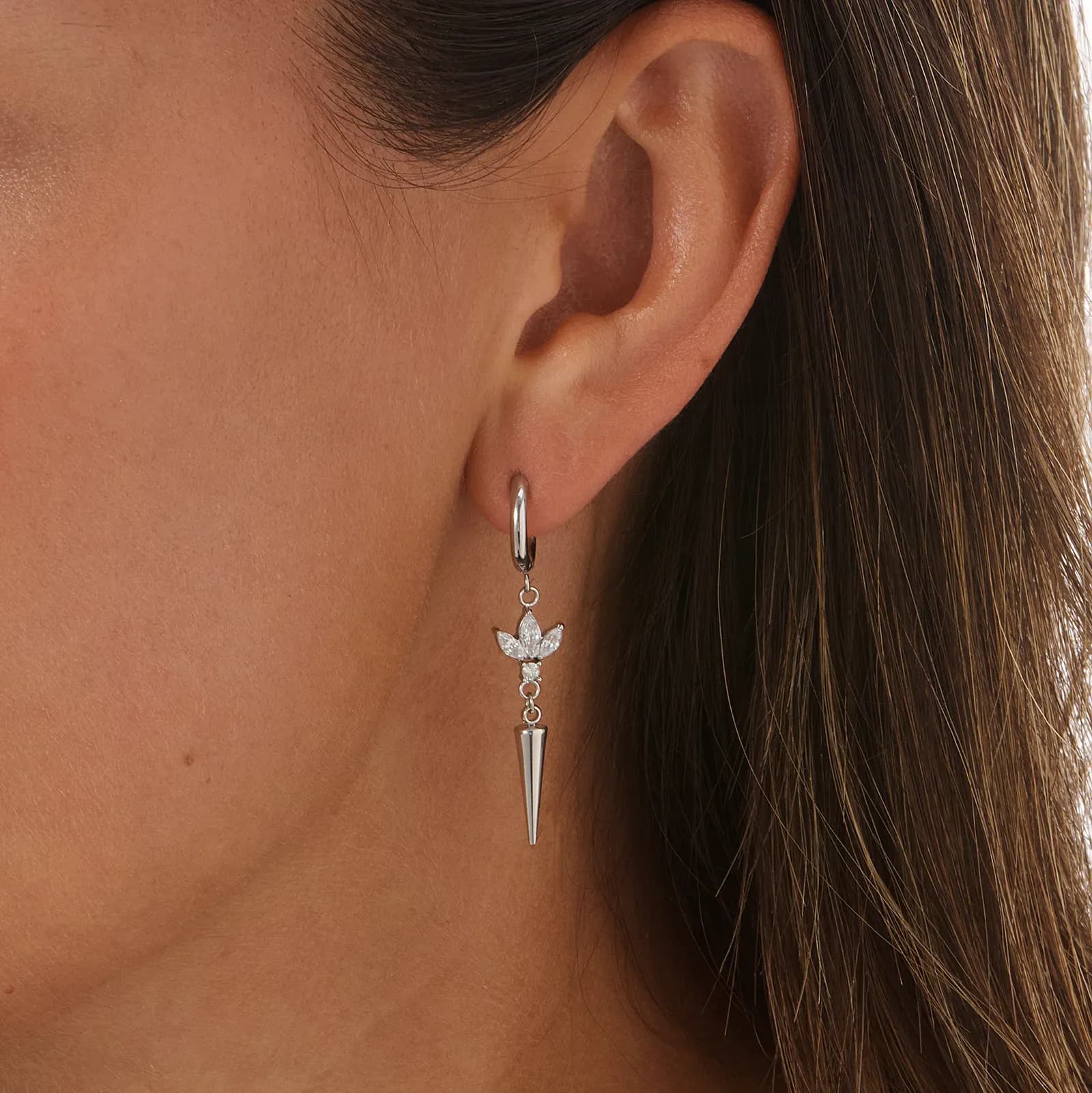 Silverfärgade örhängen creoler, klara stenar & spike - 4 cm 2