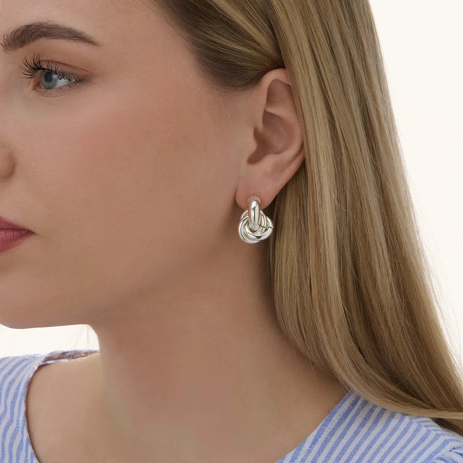 Silverpläterade örhängen i knutdesign 2