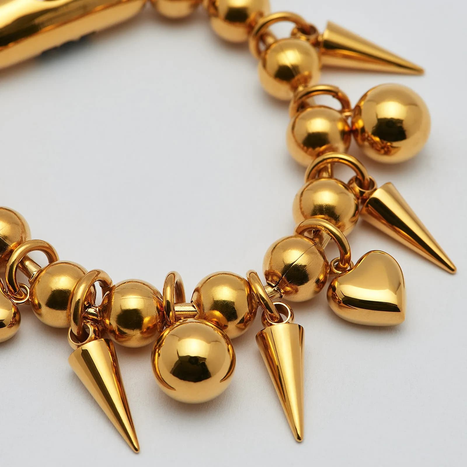 Armband guldpläterat stål, kulor, hjärtan, spikes 2