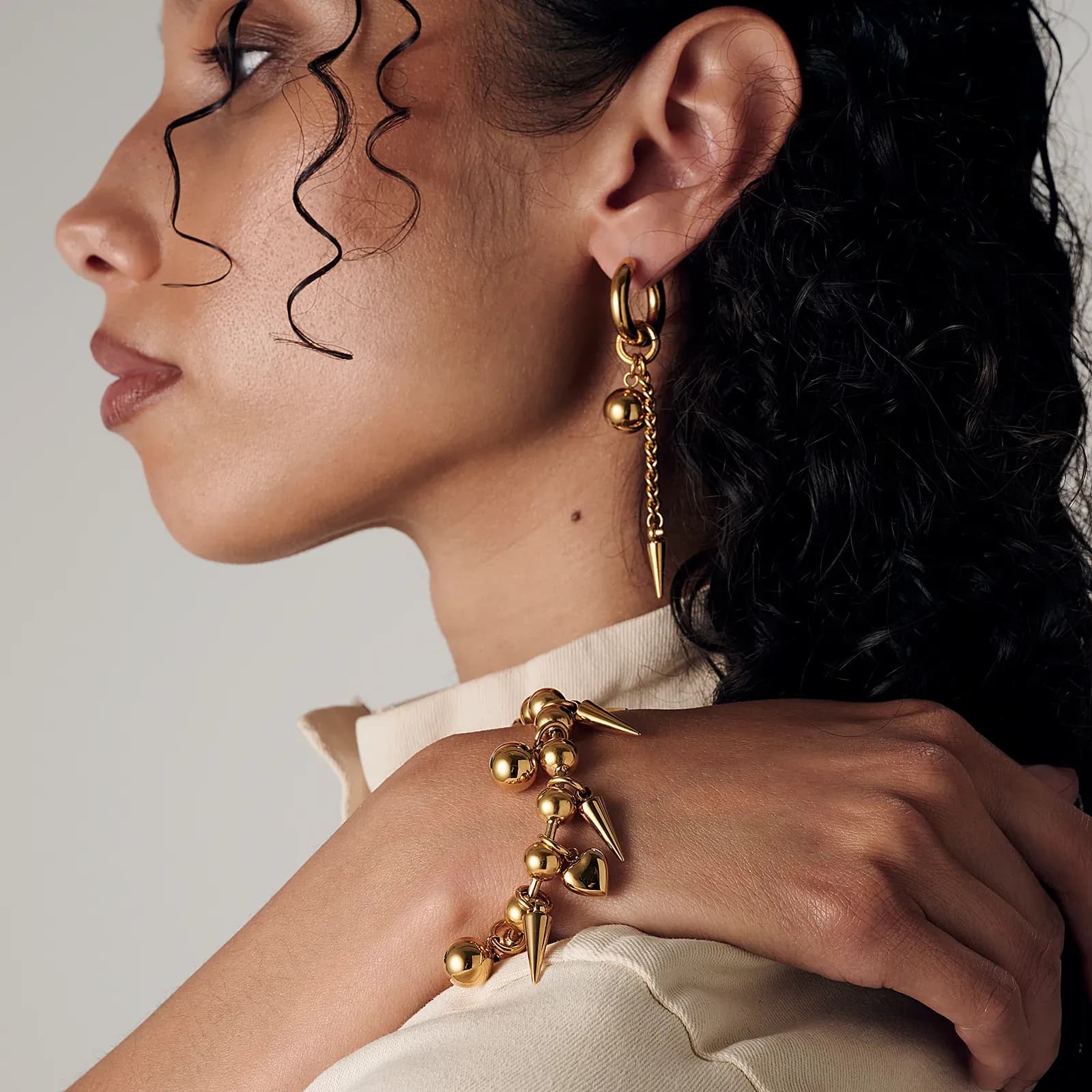 Armband guldpläterat stål, kulor, hjärtan, spikes 3