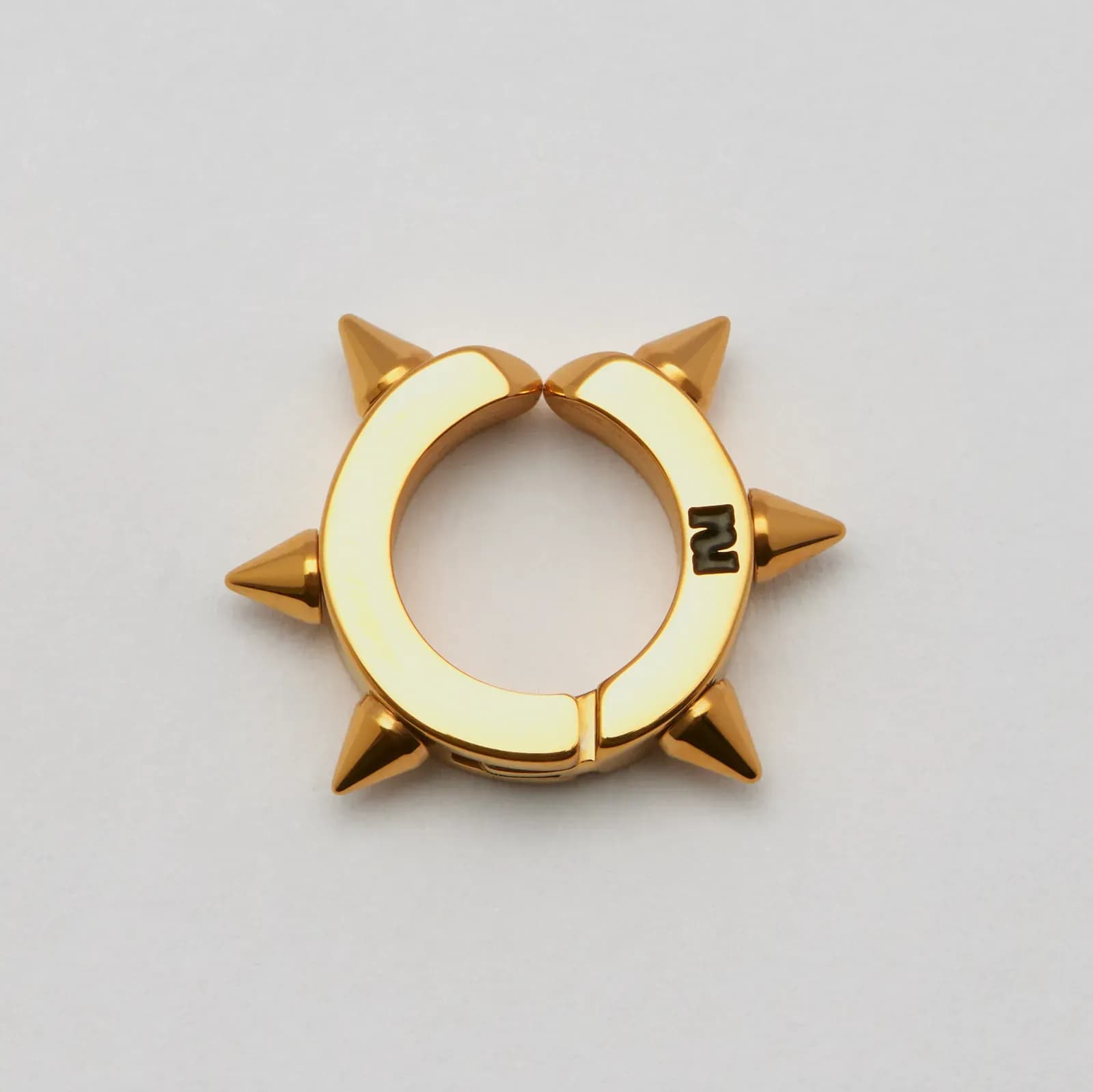 Guldpläterade örhängen stål: Ear cuff med nitar - one size