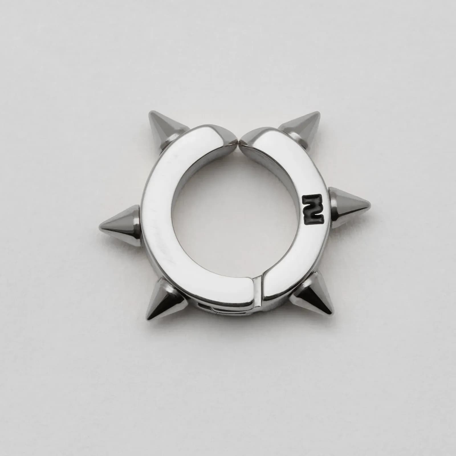 Örhänge stål: Ear cuff med nitar - one size