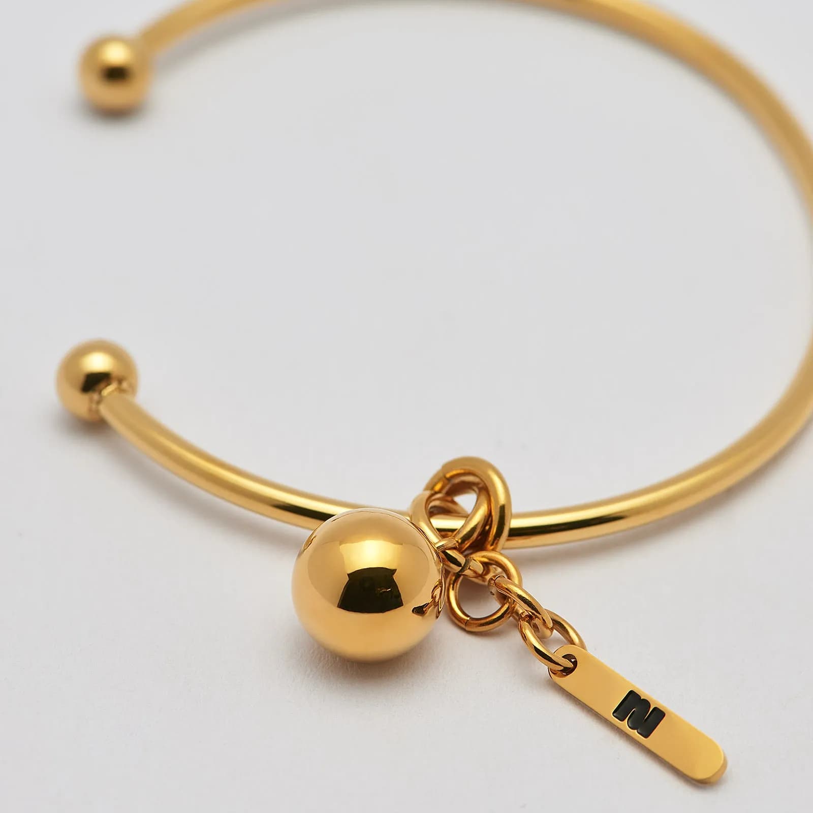 Armband i guldpläterat stål, bangle med boll - 2,5 x 66,5 mm 2