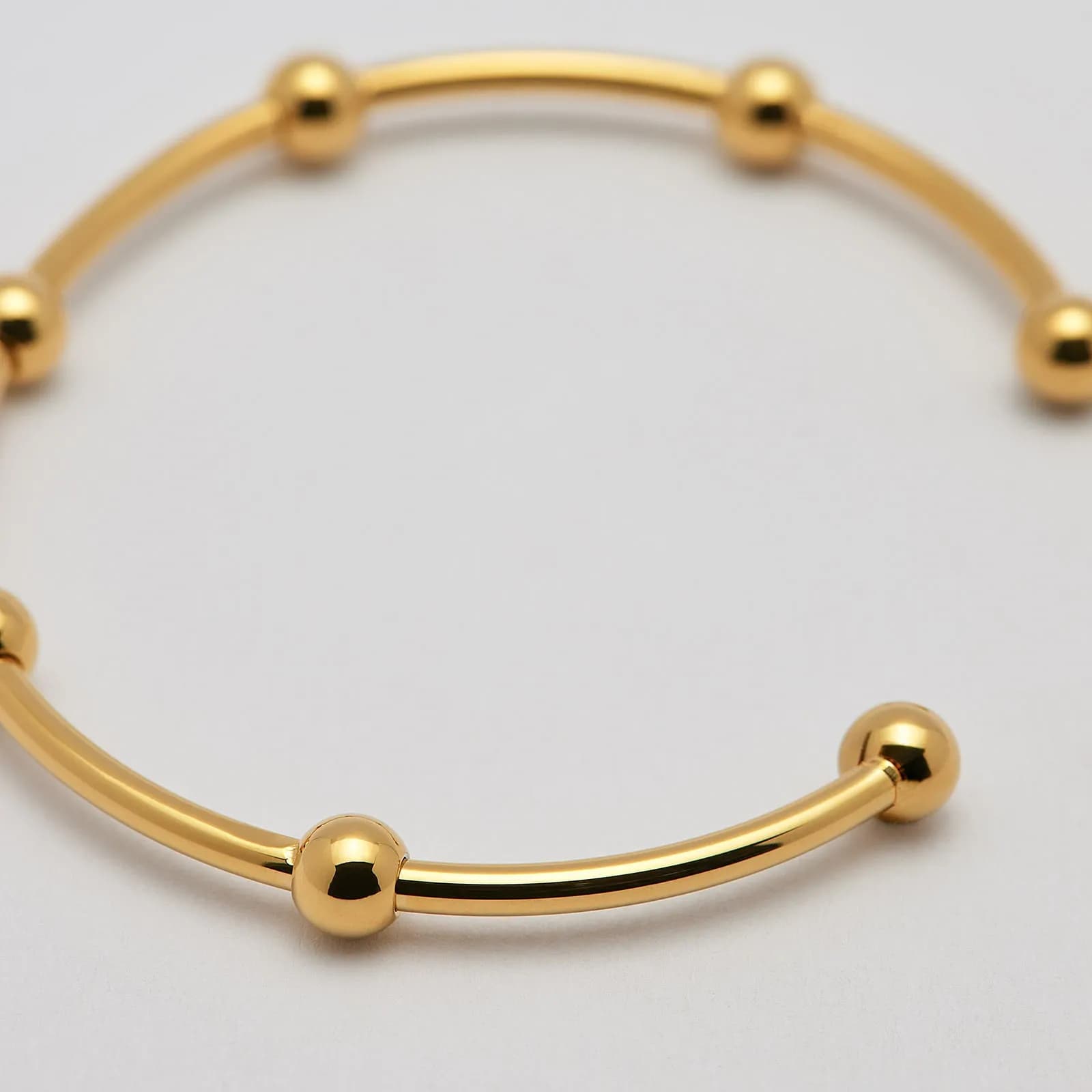 Armband i guldpläterat stål, bangle med bollar - 2,5x66,5 mm 2