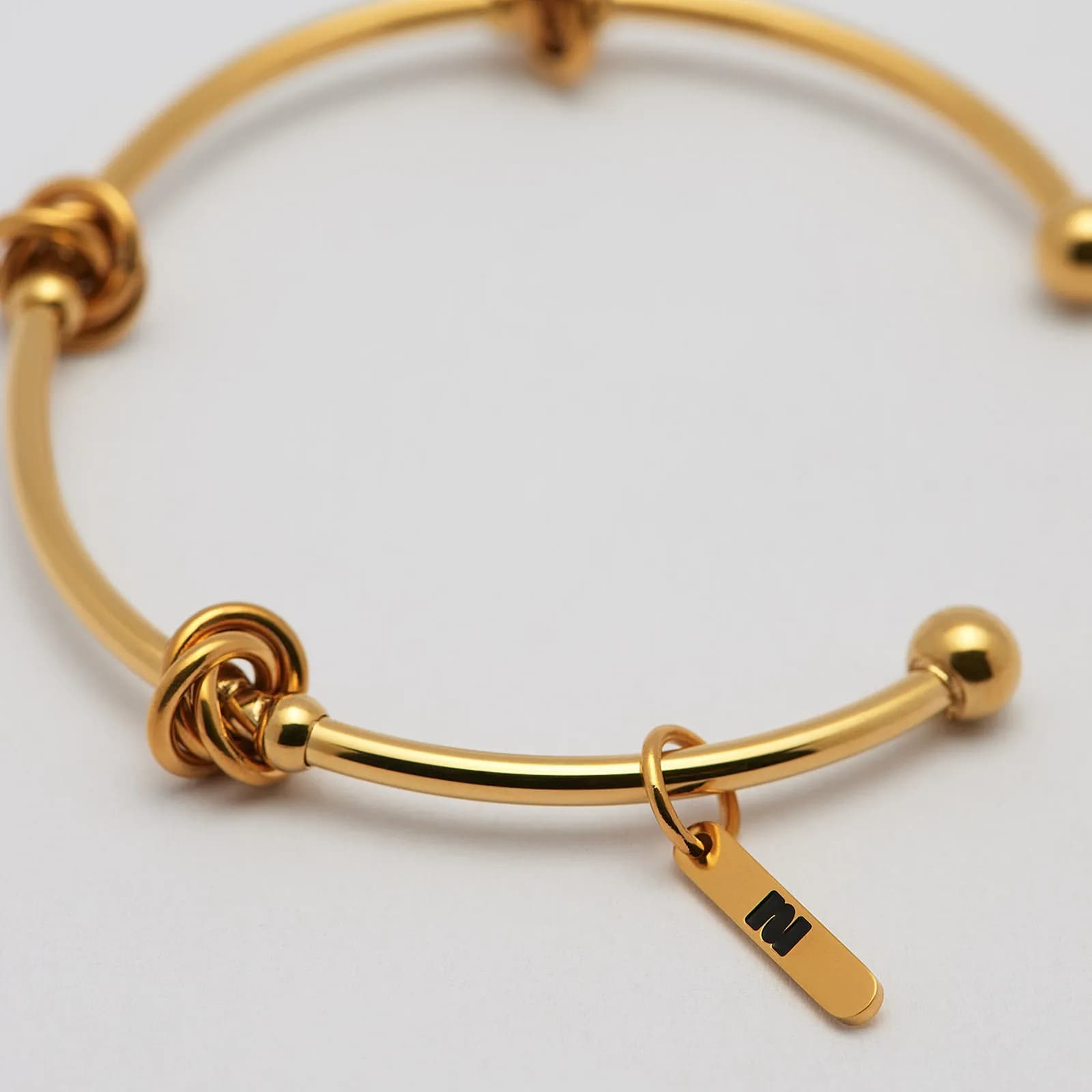 Armband i guldpläterat stål, bangle med knutar - 2,5x66,5 mm 2