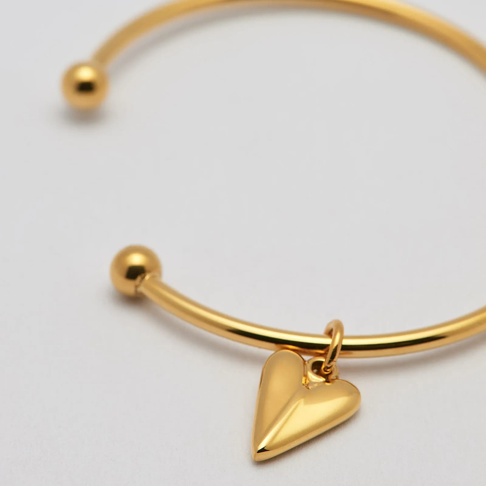 Armband i guldpläterat stål, bangle hjärta - 66,5 mm 2