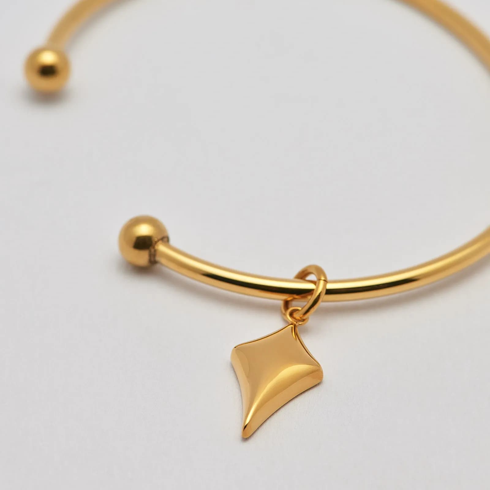 Armband i guldpläterat stål, bangle pil- 66,5 mm 2