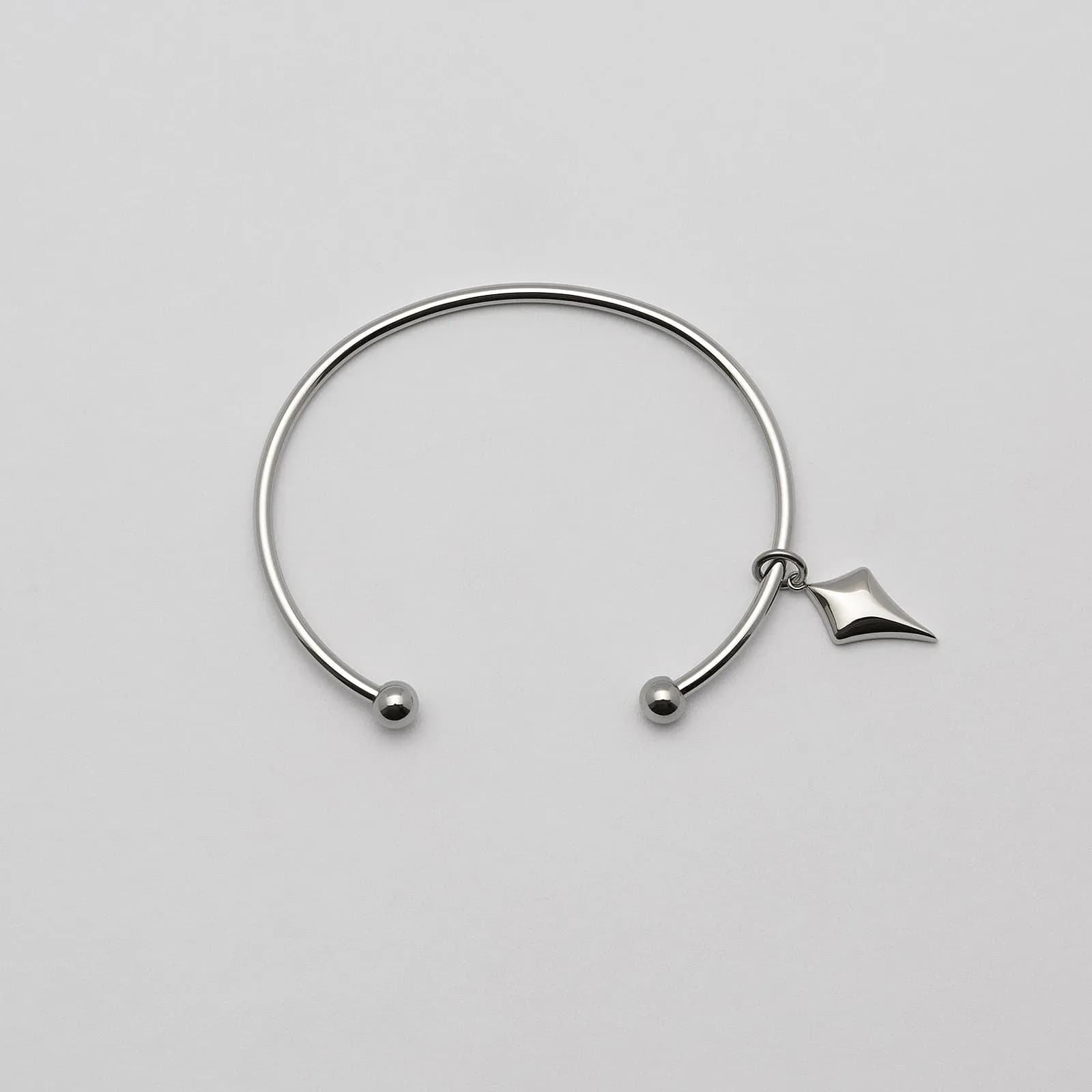 Armband i stål, bangle med pil - 2,5 mm x 66,5 mm