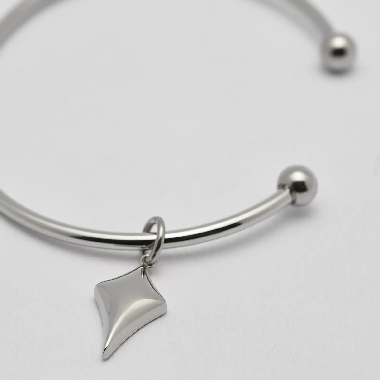Armband i stål, bangle med pil - 2,5 mm x 66,5 mm 2