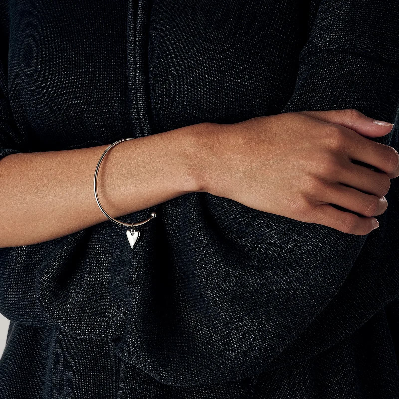 Armband i stål, bangle med pil - 2,5 mm x 66,5 mm 3