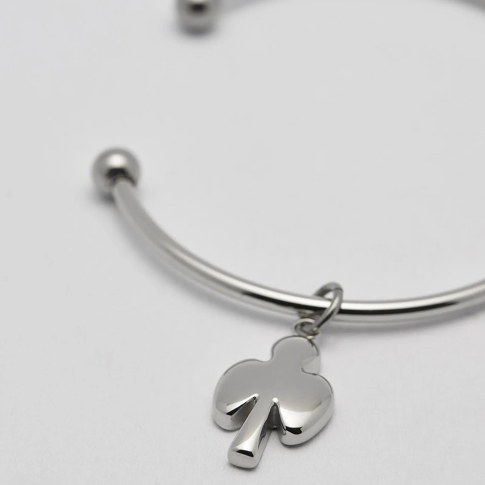 Armband i stål, bangle med klöver - 2,5 mm x 66,5 mm 2