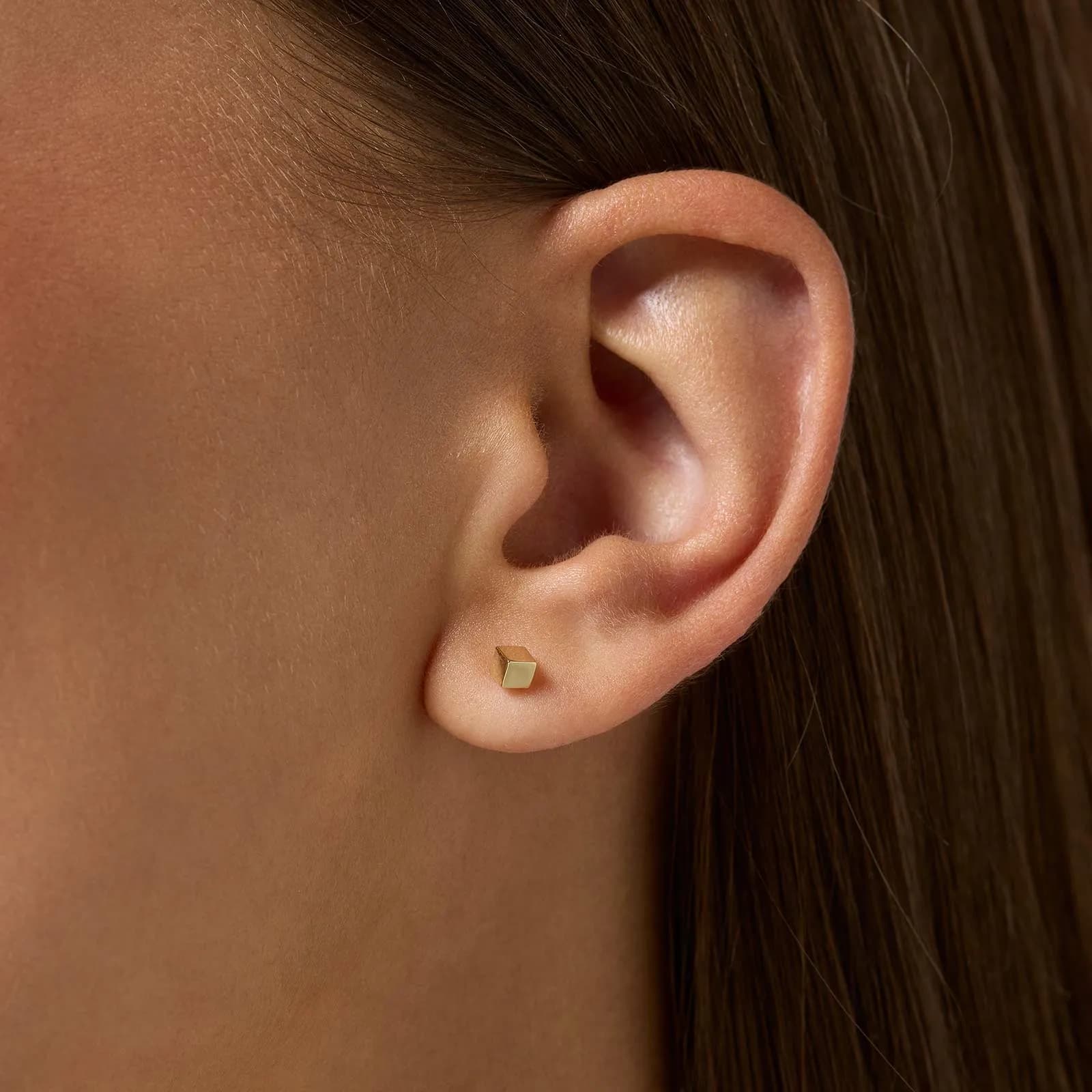 Örhängen 18k guld - kub, 4mm 2