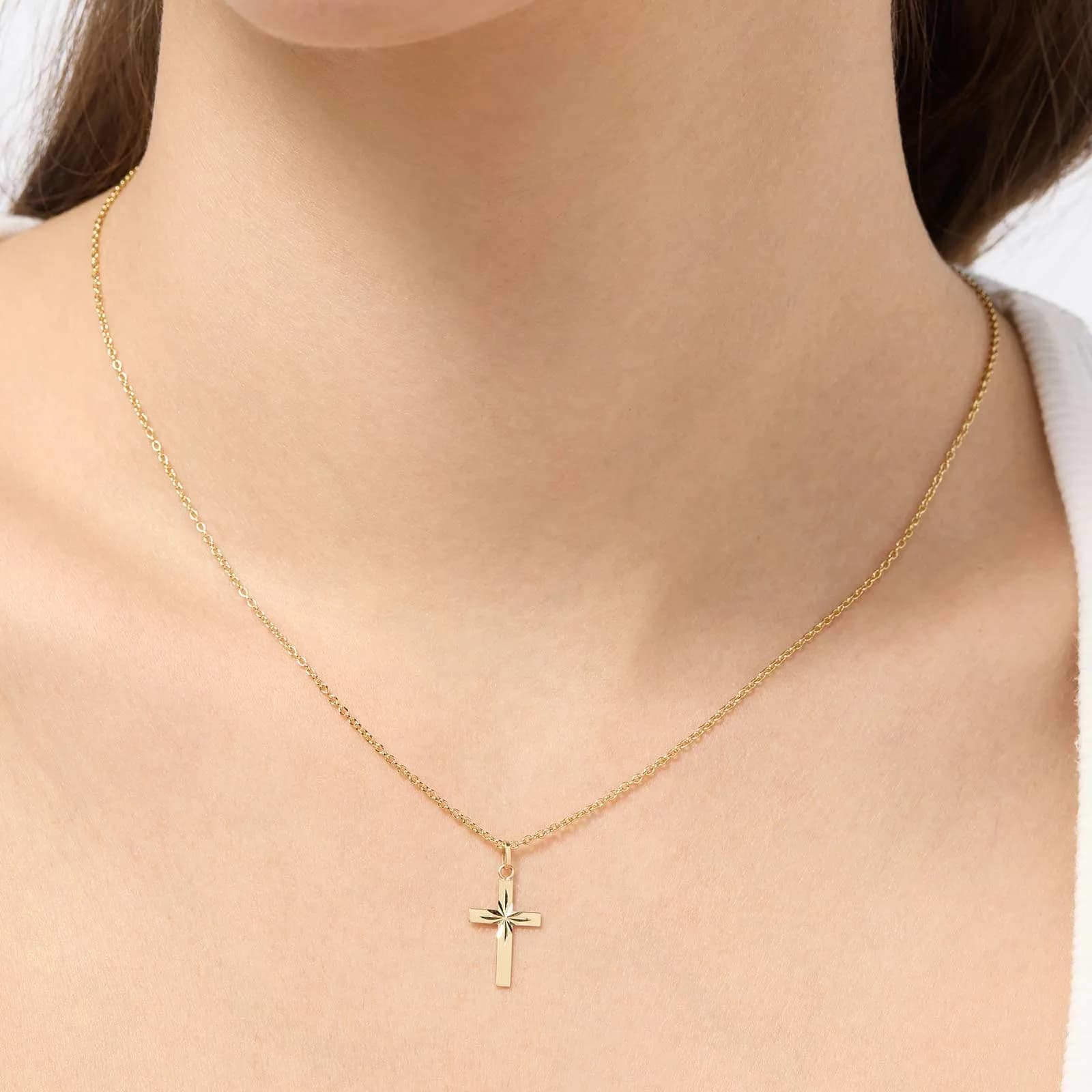 Hängsmycke 18k guld - kors med facetter 2