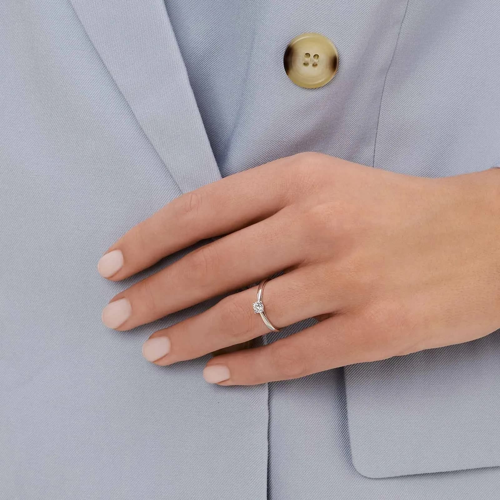 Solitärring 18k vitguld med 0,3 ct labbodlad diamant 3