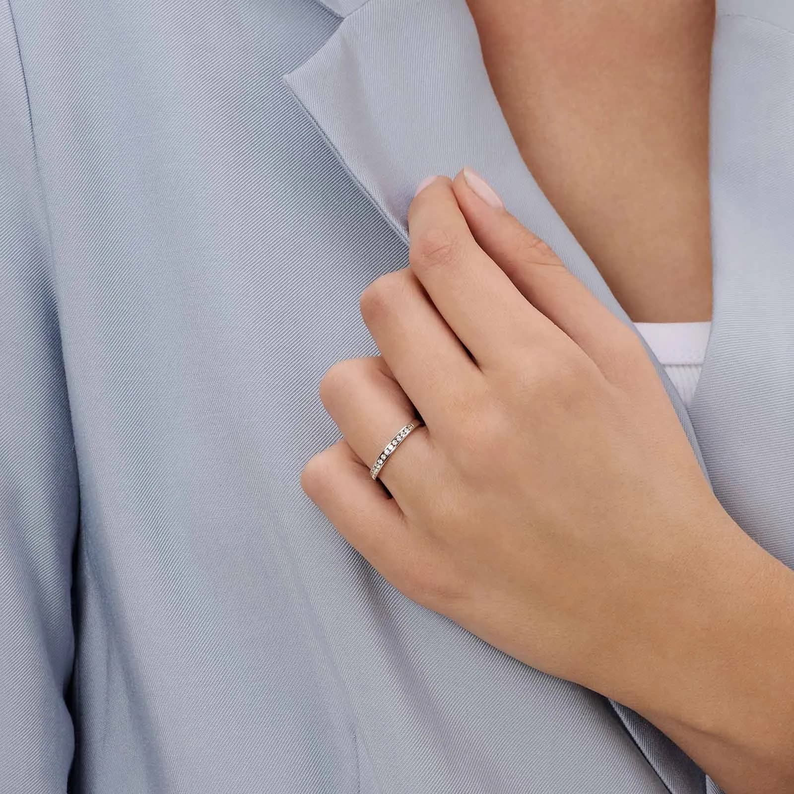 Alliansring 18k vitguld med 0,25 ct labbodlade diamanter 3