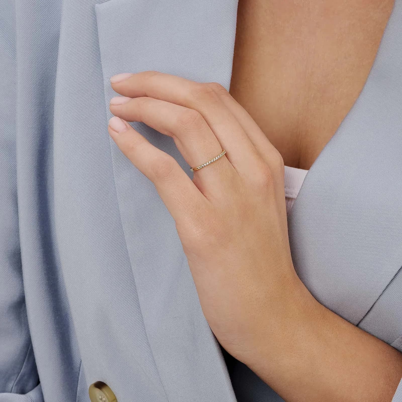 Alliansring 18k guld med 0,15 ct labbodlade diamanter 3