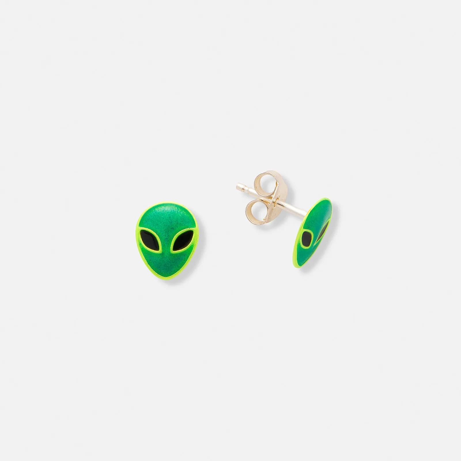 Little miss lovely Söta örhängen för barn. Dessa silverörhängen är 6x8 mm stora och har formen av gröna aliens.