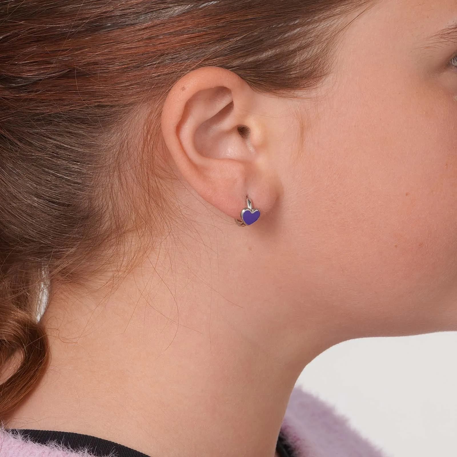 Örhängen i stål - hoops med lila emaljhjärta, 12 mm 2