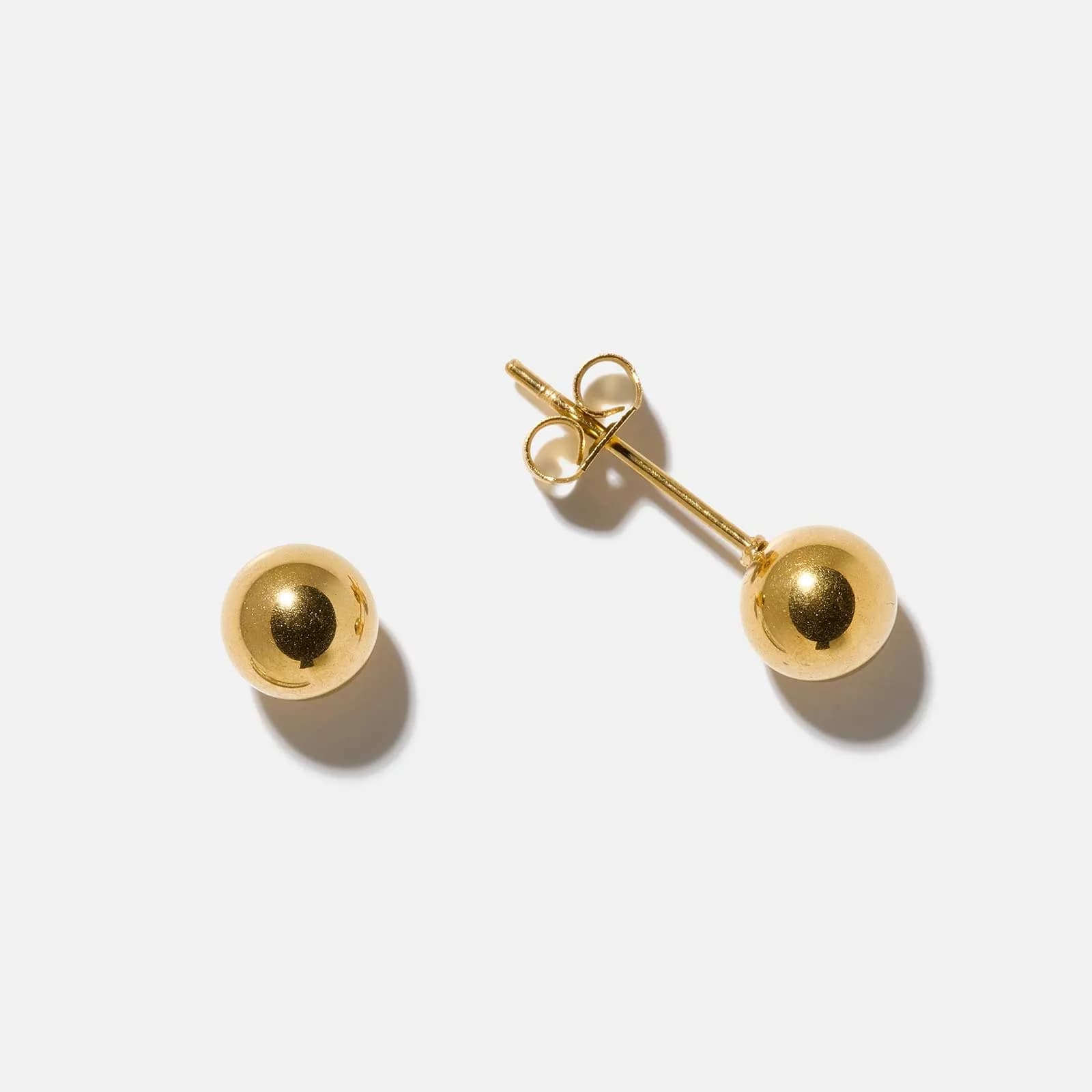 Guldpläterade stålörhängen - kulor 6mm