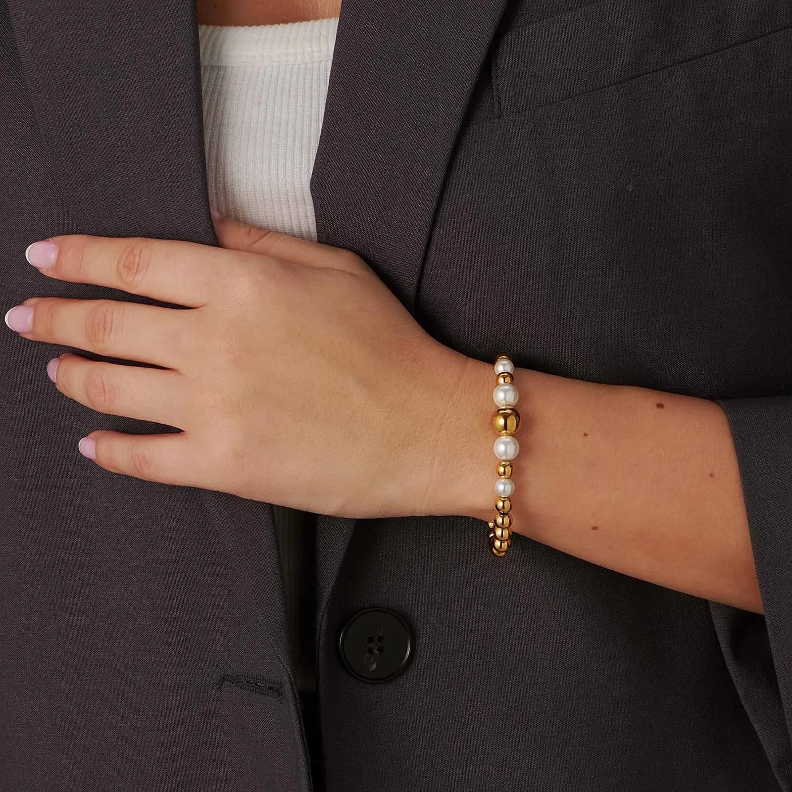 Armband i guldpläterat stål - elastiskt med kulor och vita skalpärlor 2