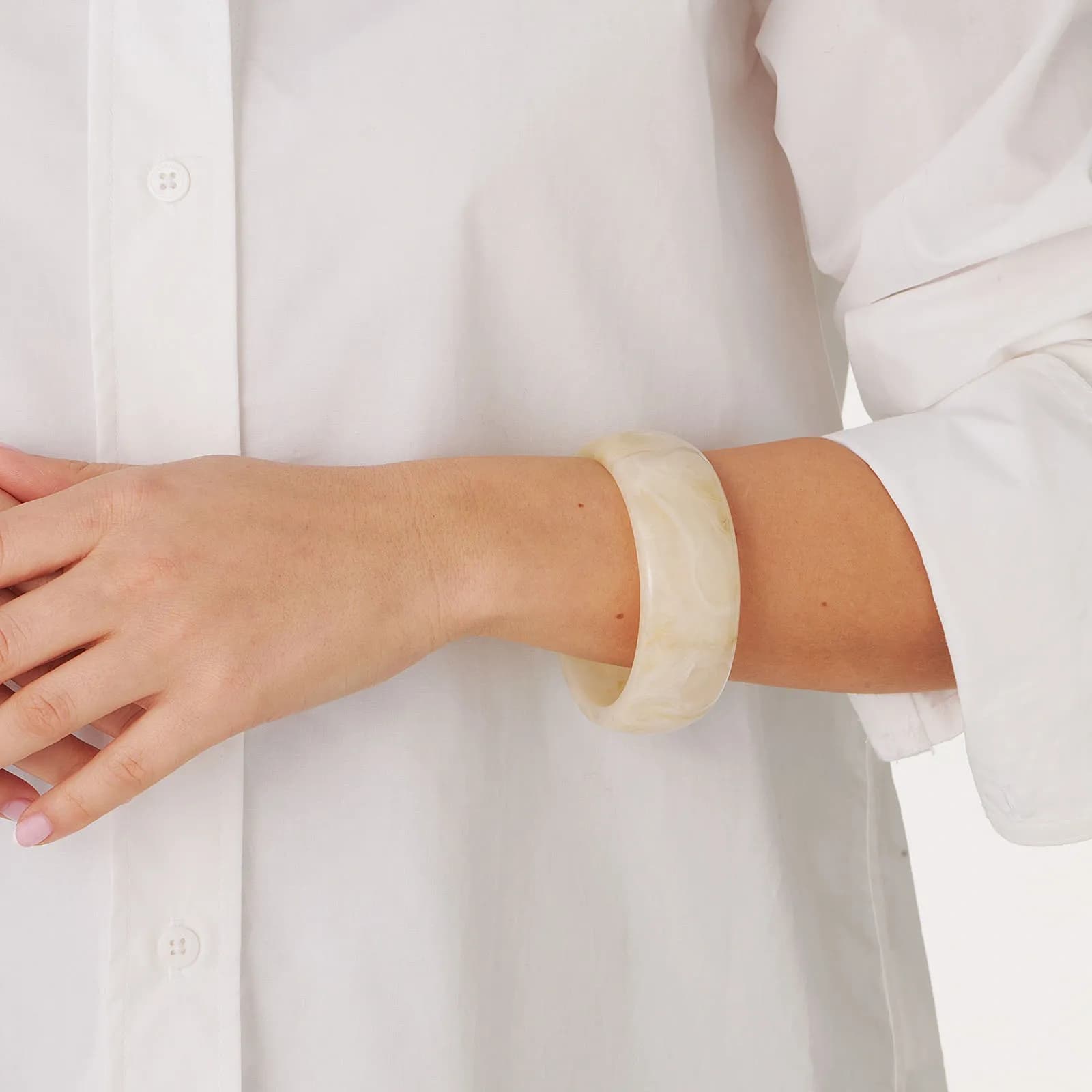 Stelt armband i vit resin - 3,5 cm brett, 63 mm i diameter 2