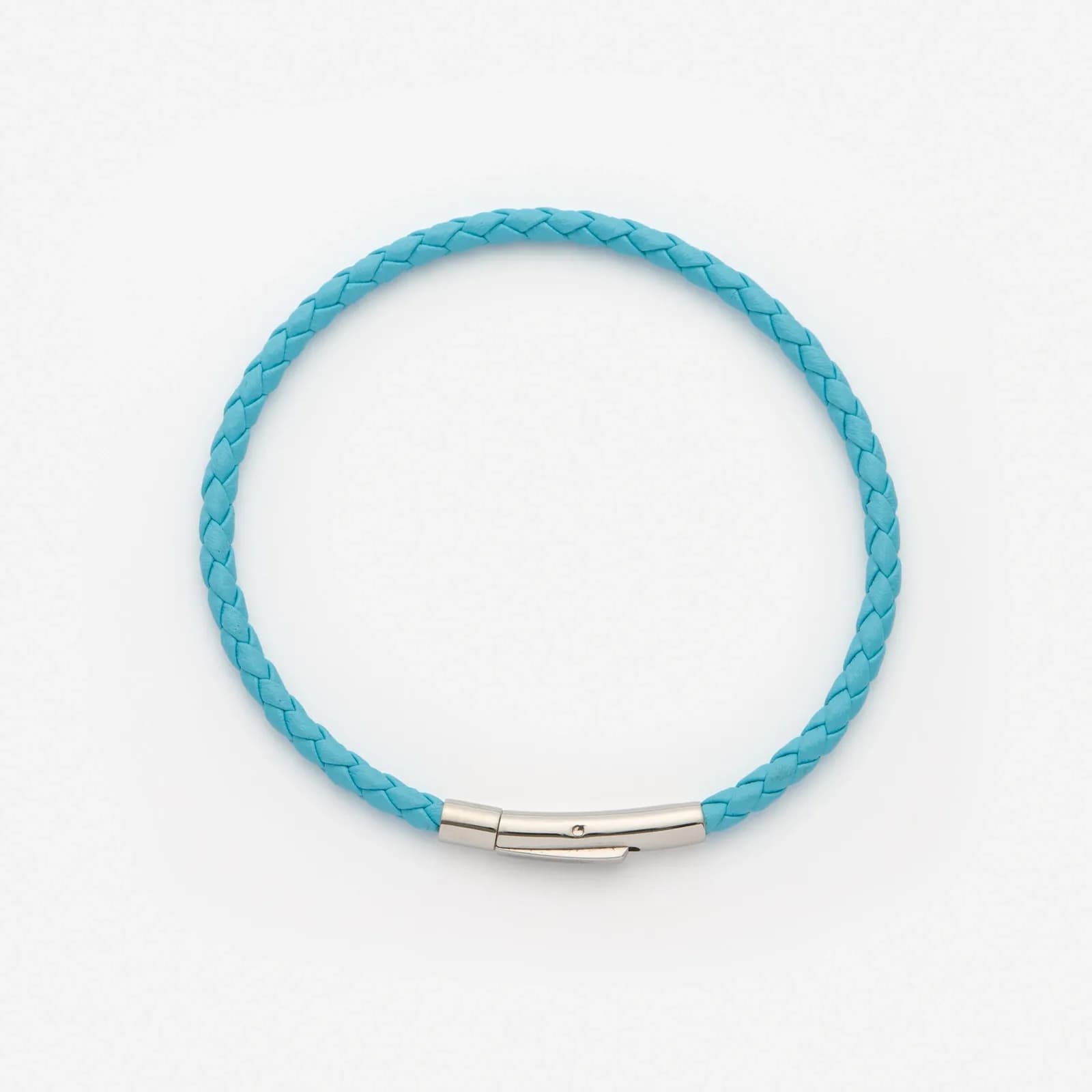 Ljusblått läderarmband med stålspänne