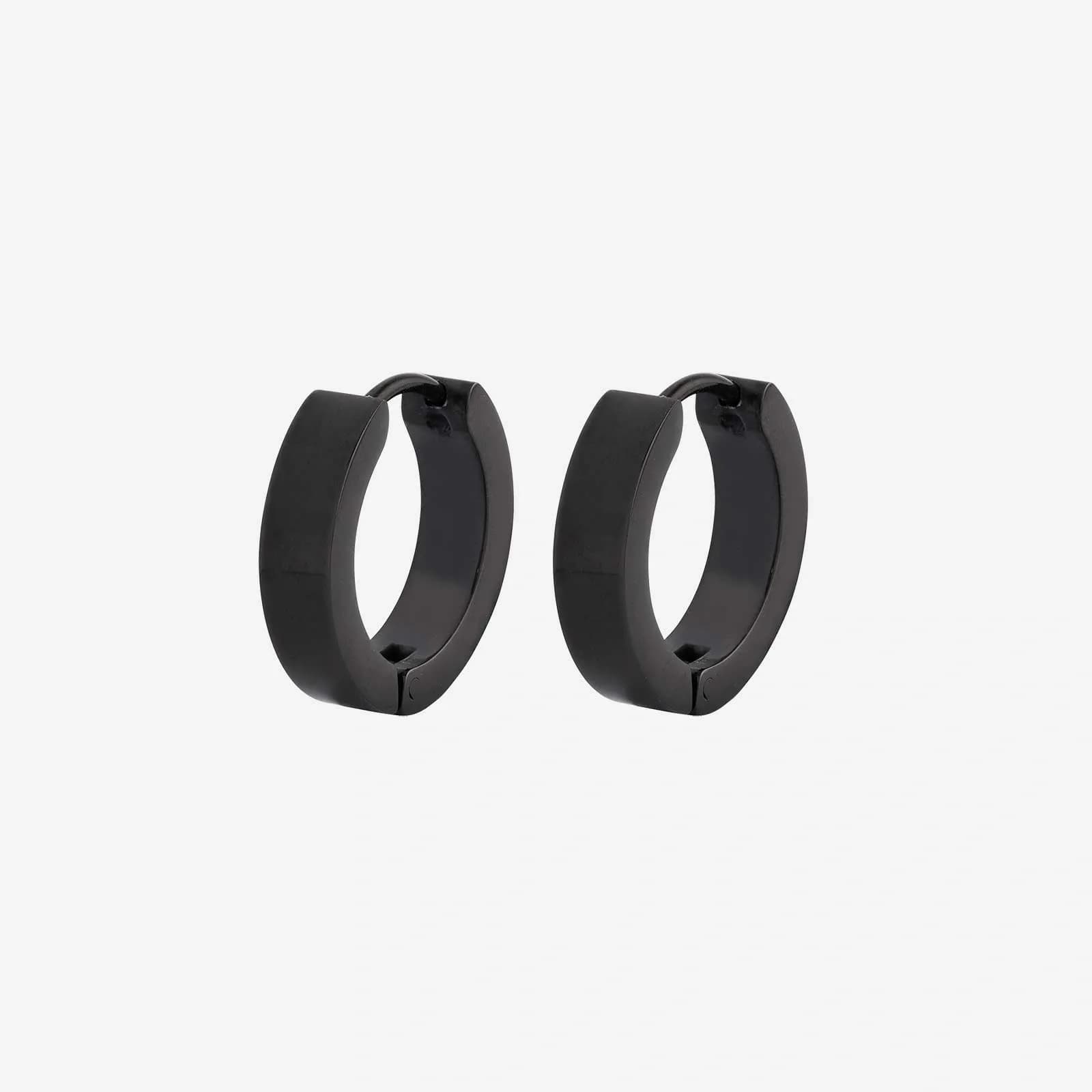 Urban Story Örhängen för herr i modellen hoops. Dessa örhängen är i svart stål.