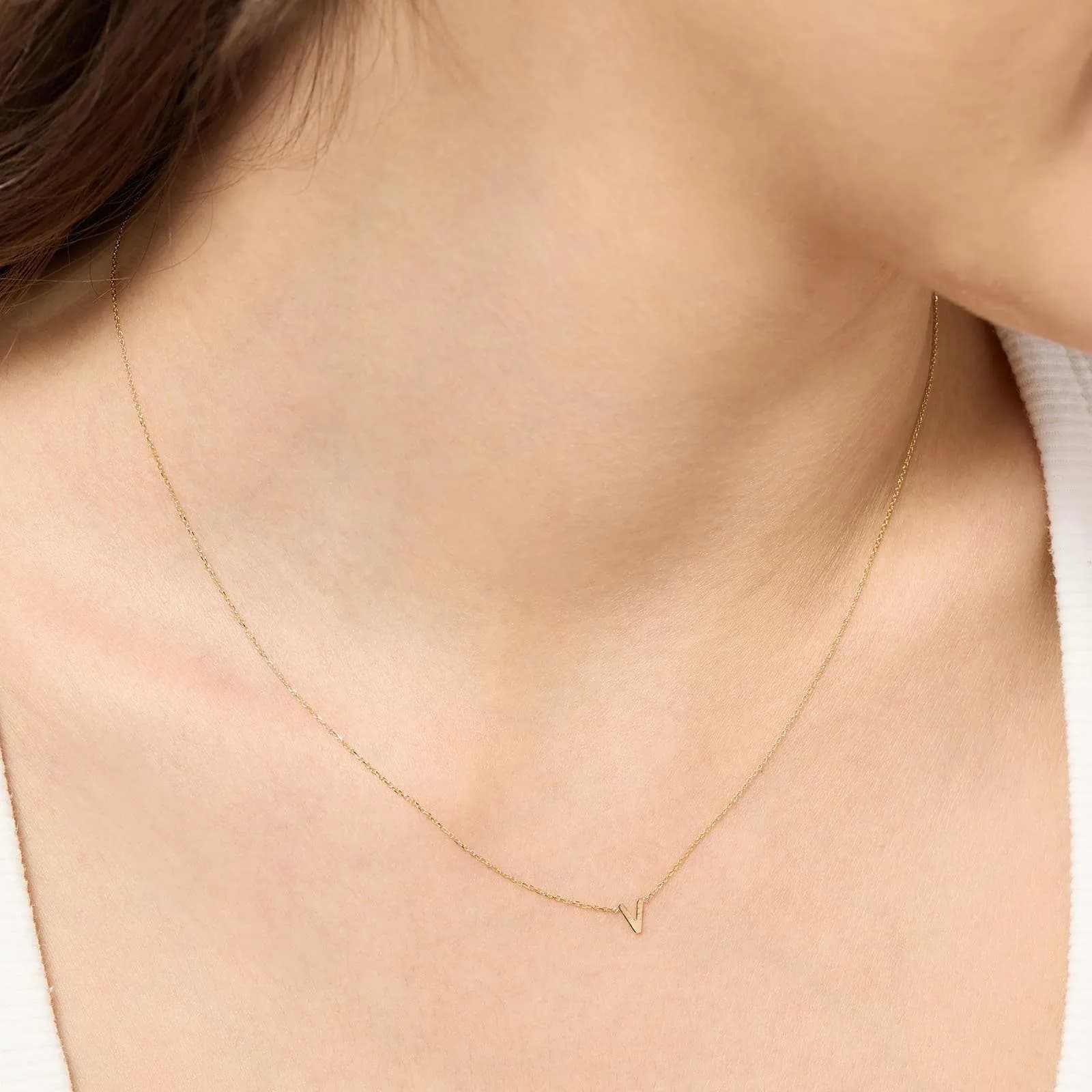Halsband 9k guld - bokstav V, 43cm 2