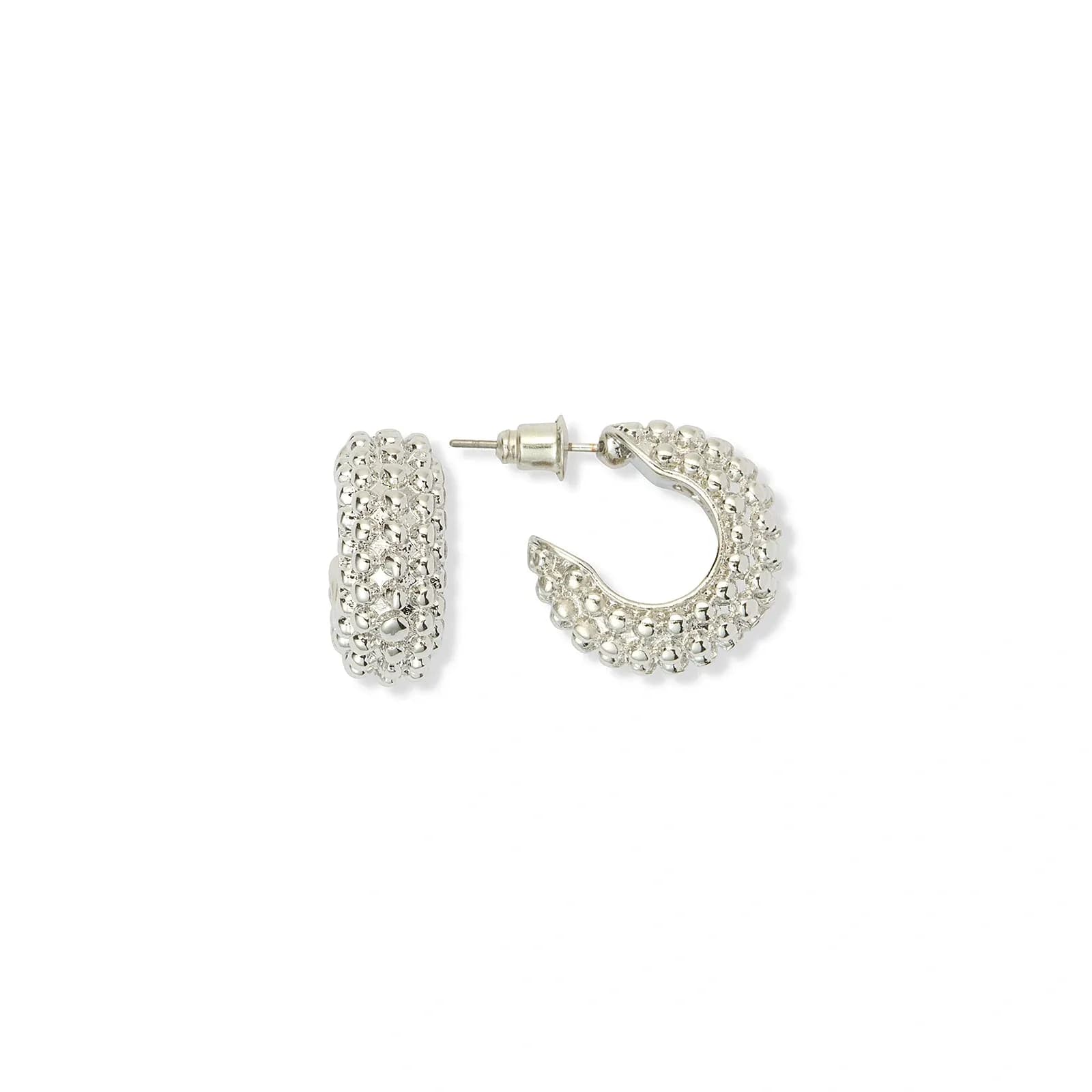 Silverfärgade örhängen, prickiga C-hoops - 18 mm
