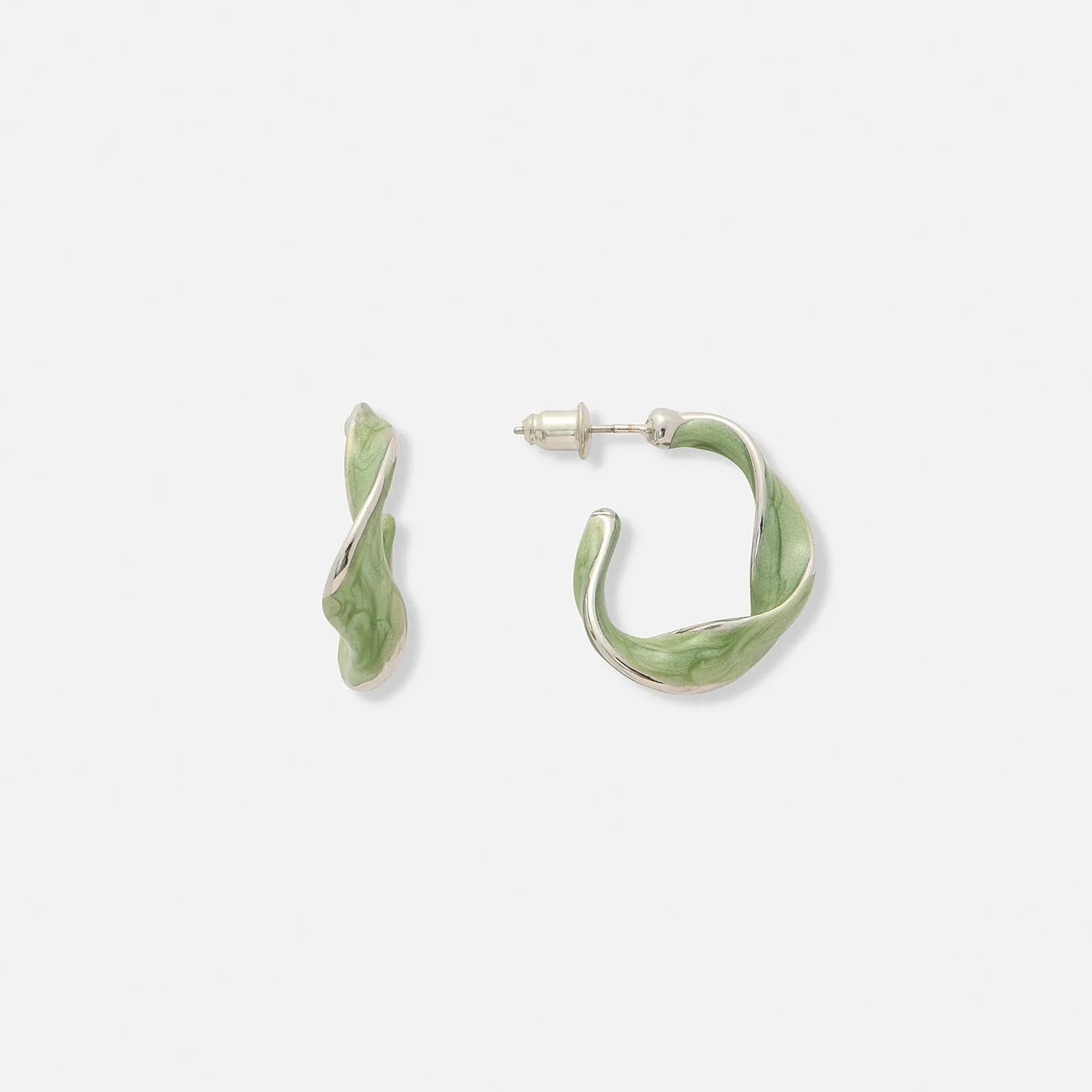 Silverfärgade örhängen, vridna gröna hoops - 23 mm