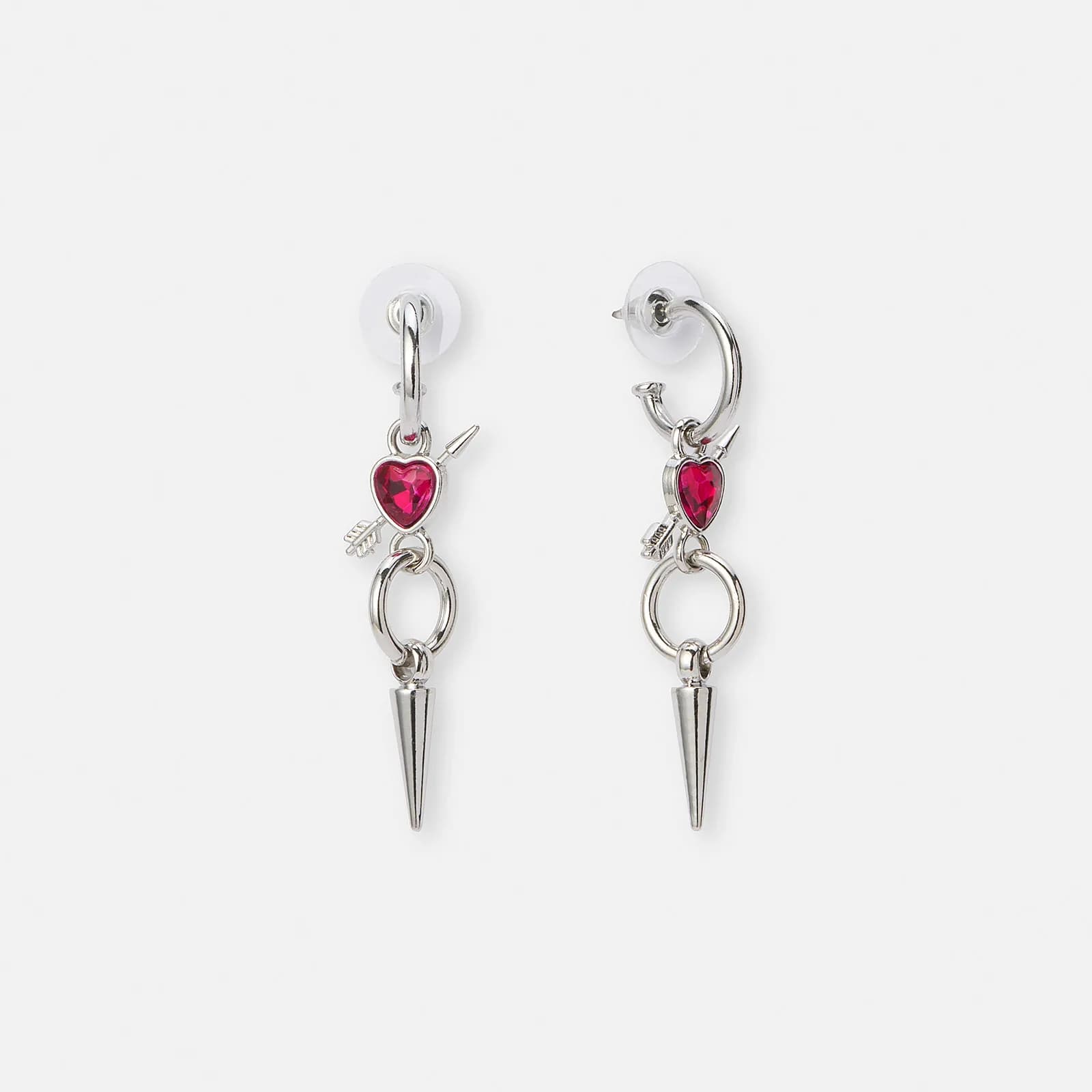 Silverfärgade örhängen, fuchsia hjärta med pil - 50mm