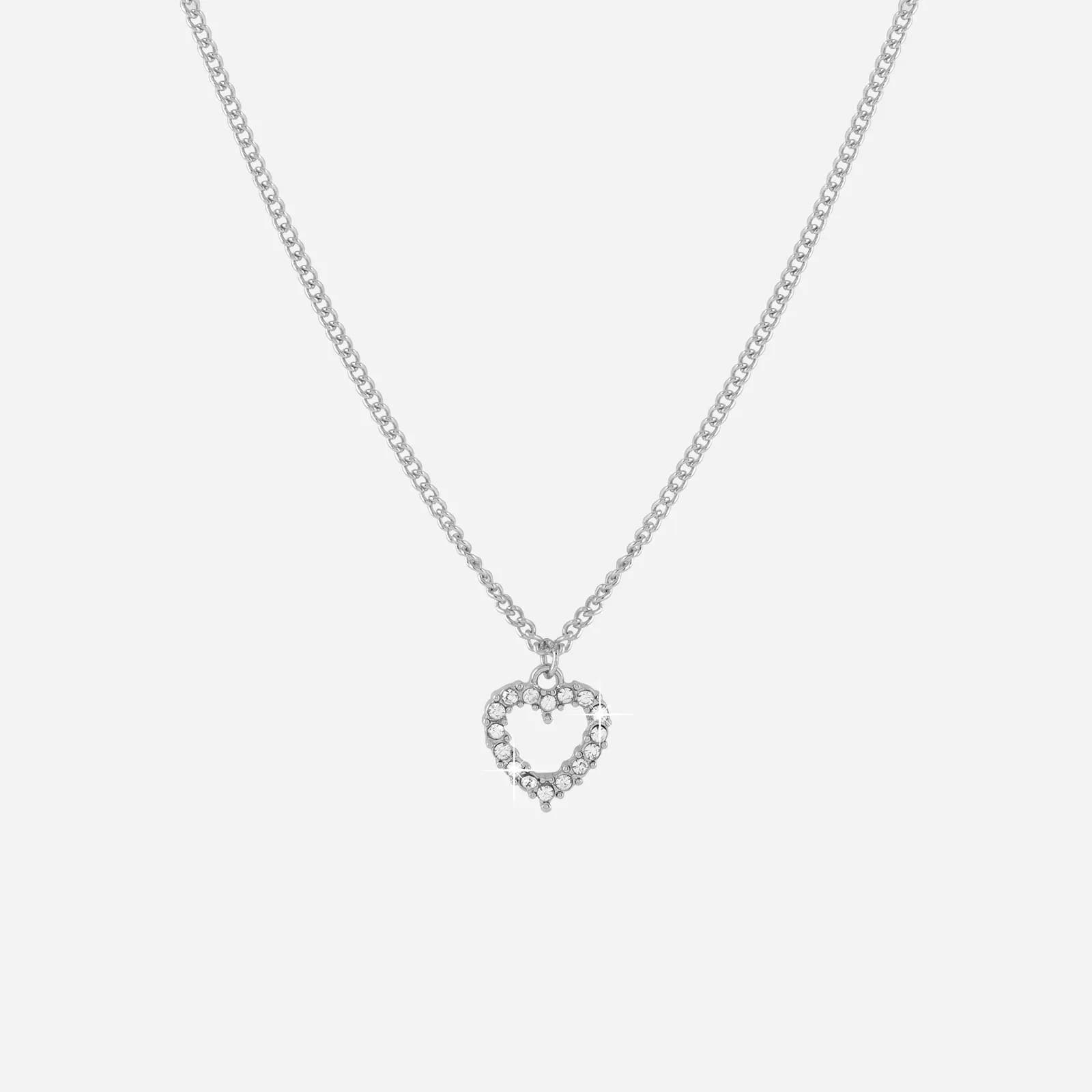 Silverfärgat halsband med hjärta som berlock