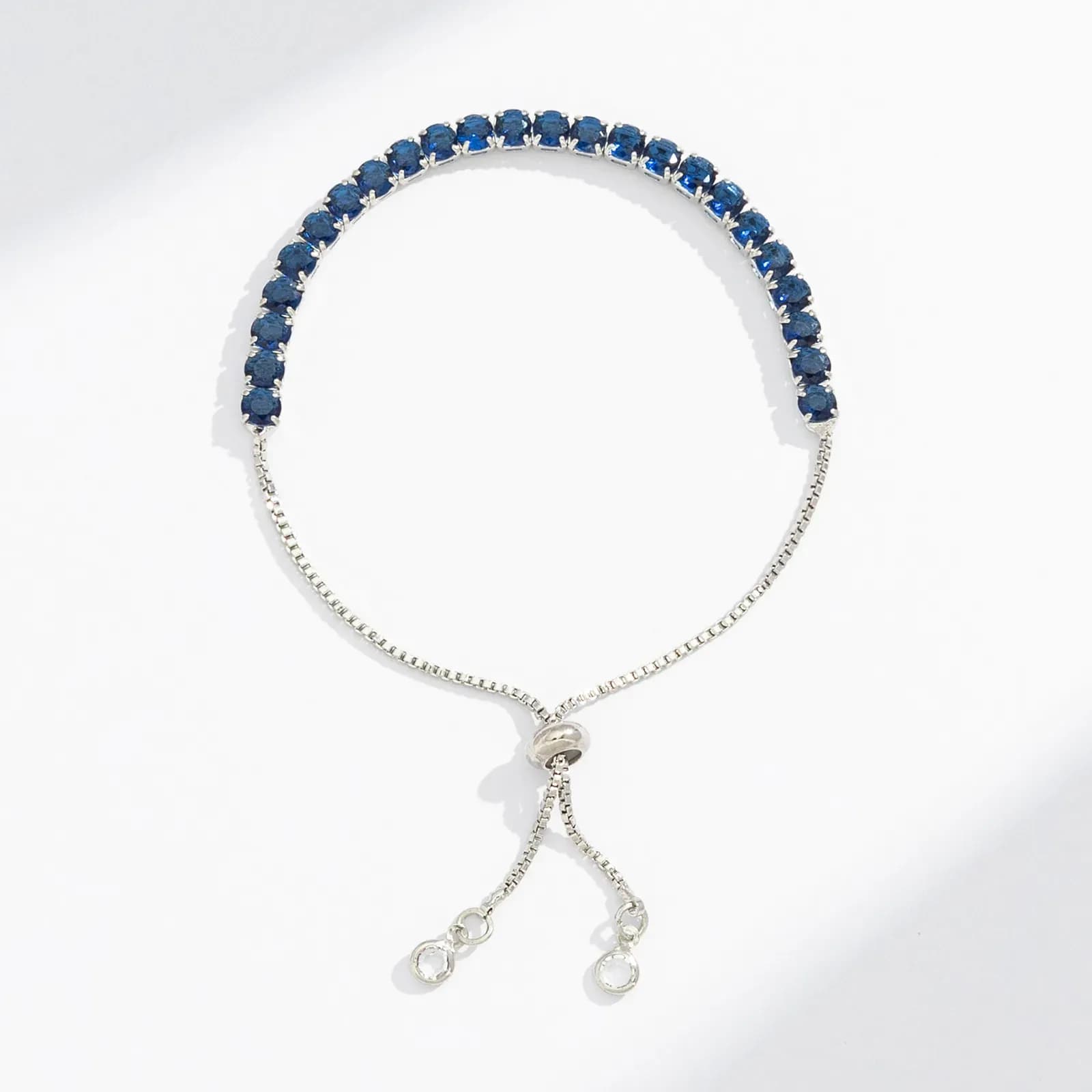 Silverfärgat armband, mörkblå glasstenar - Justerbar