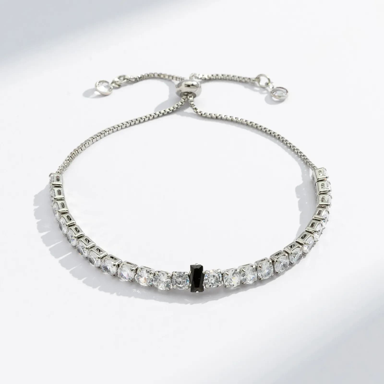 Silverfärgat tennisarmband, svart rektangulär glassten - Justerbar