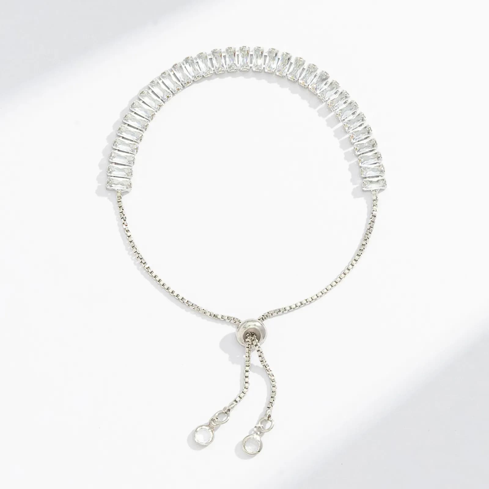 Silverfärgat tennisarmband, baguetteskurna stenar - Justerbar