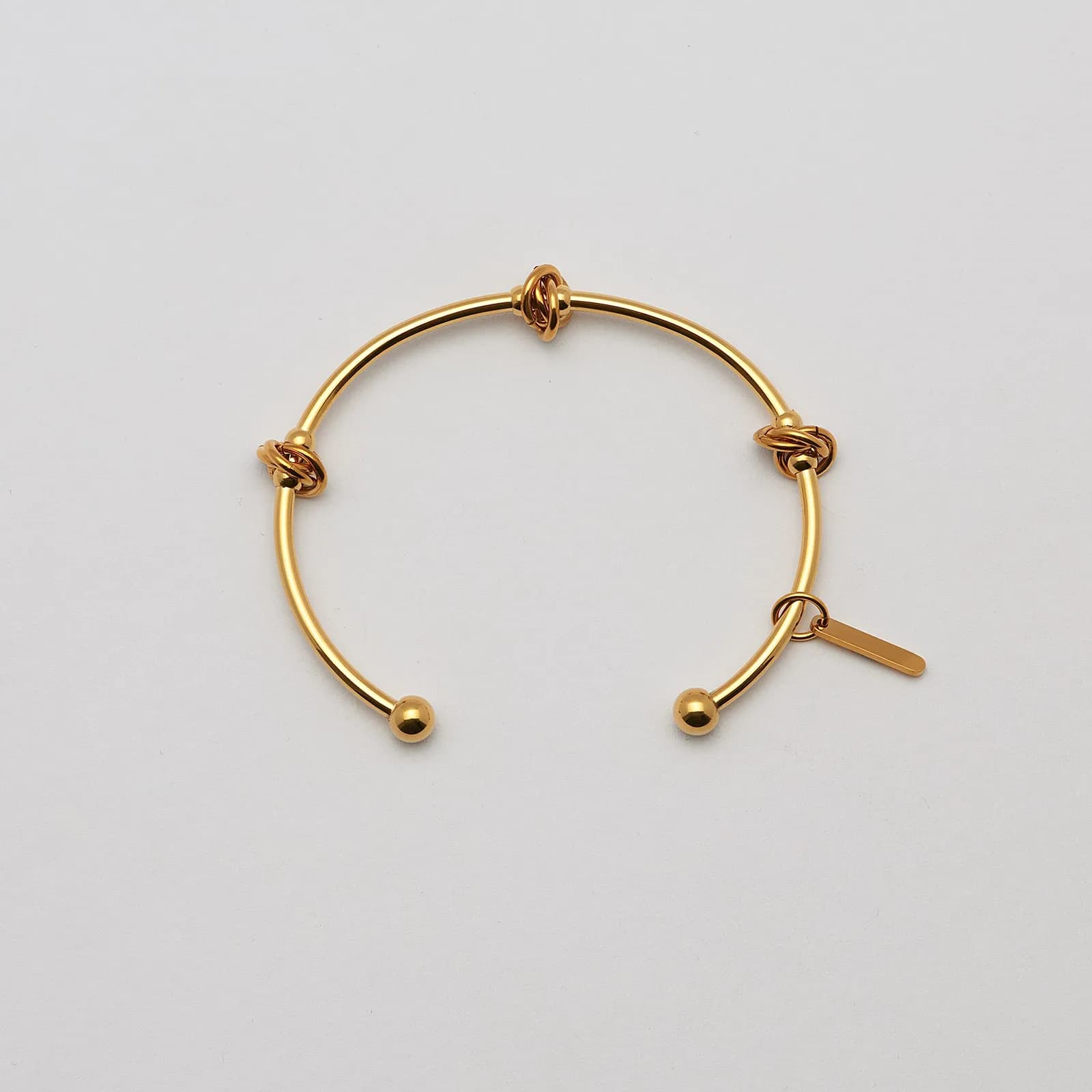 Armband i guldpläterat stål, bangle med knutar - 2,5x66,5 mm