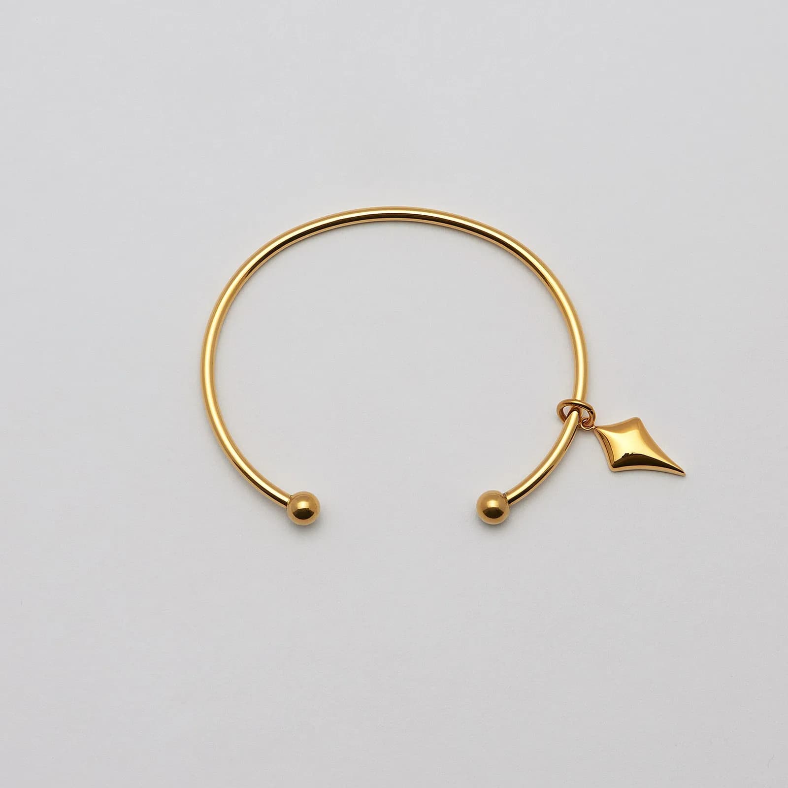 Armband i guldpläterat stål, bangle pil- 66,5 mm