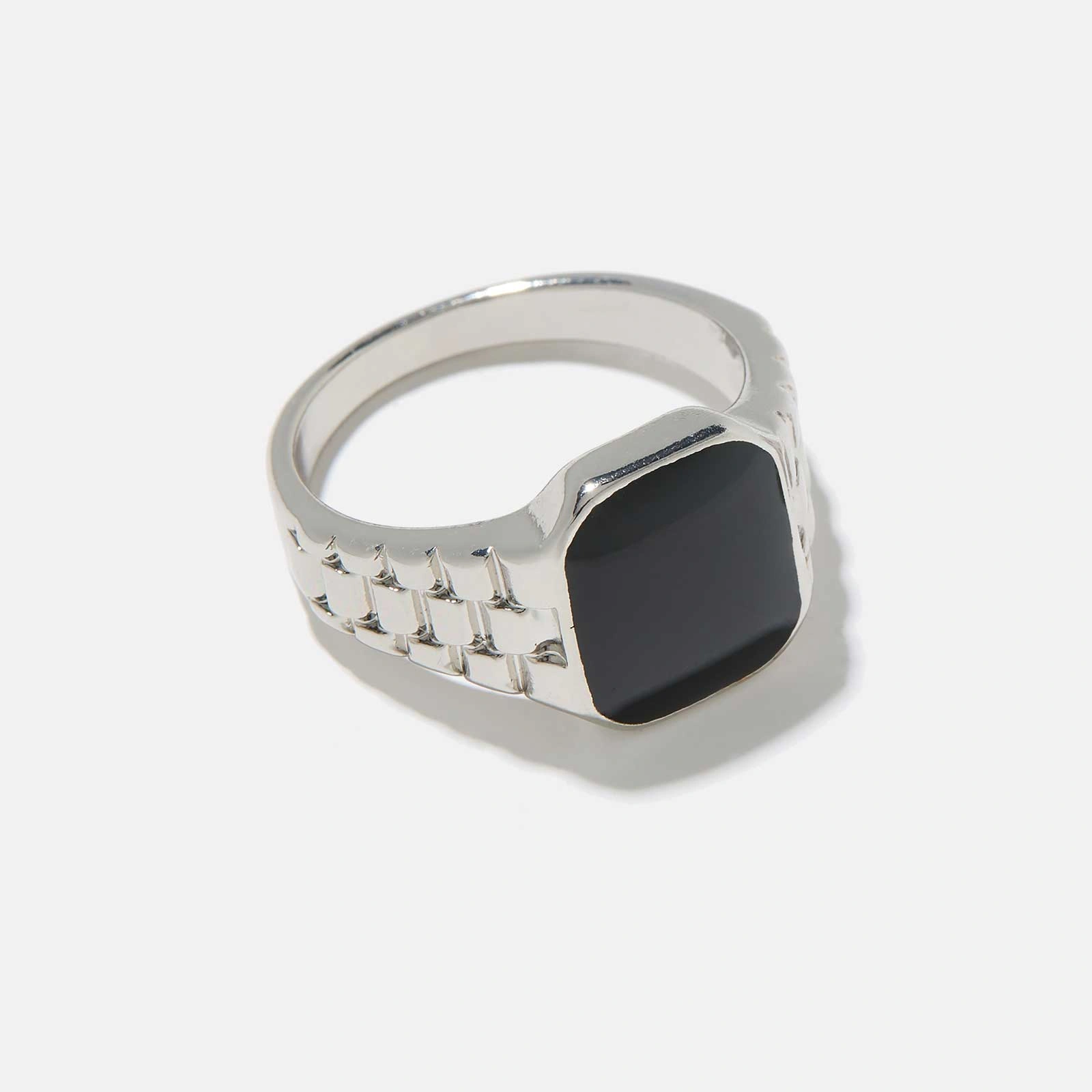 Silverf&auml;rgad klackring med svart klack