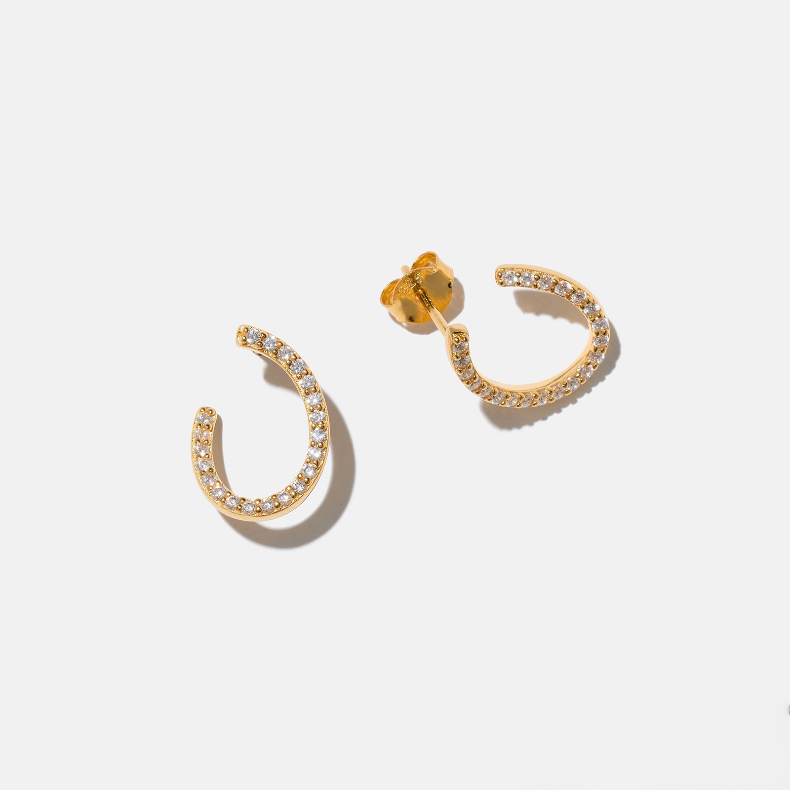 Guldpläterade örhängen äkta silver – bågar med Kubisk Zirkonia