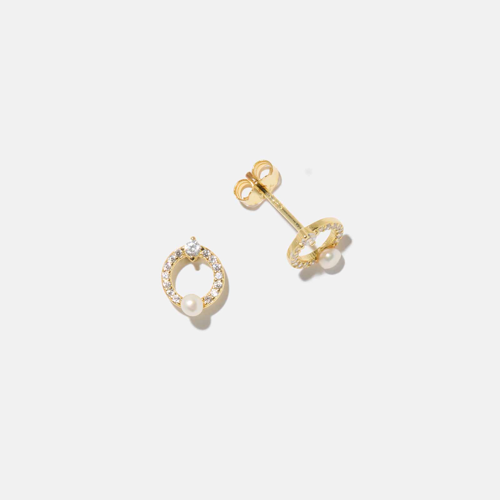 Guldpläterade örhängen i äkta silver – ringar med sötvattenpärla