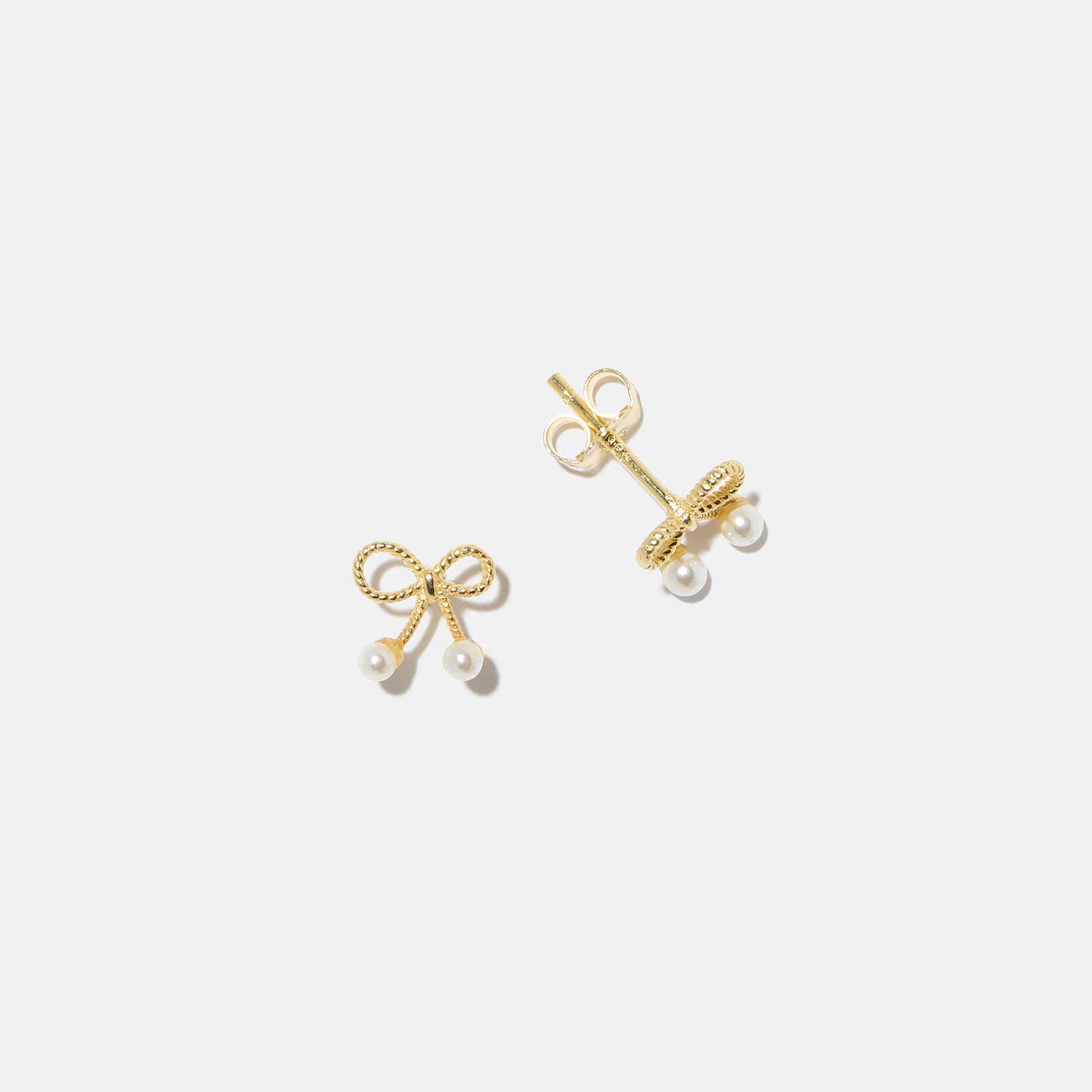 Guldpläterade örhängen i äkta silver – rosetter med sötvattenpärla