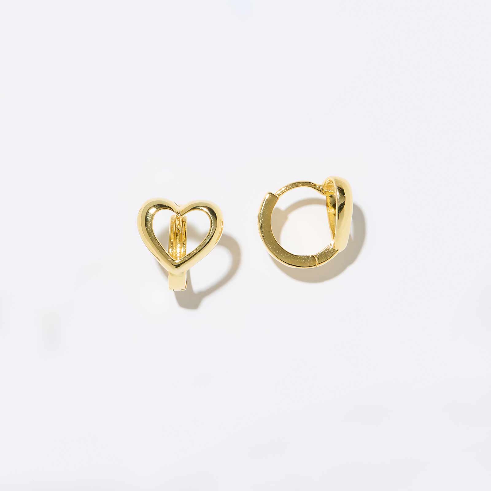 Guldpläterade örhängen i äkta silver - hoops med hjärta, 8mm