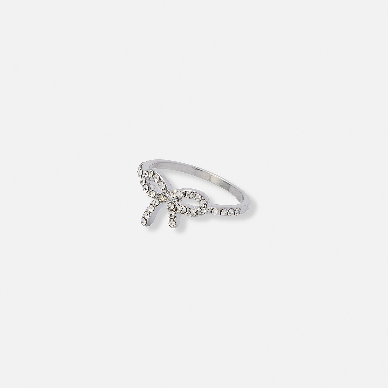 Silverf&auml;rgad ring med rosett & vita stenar