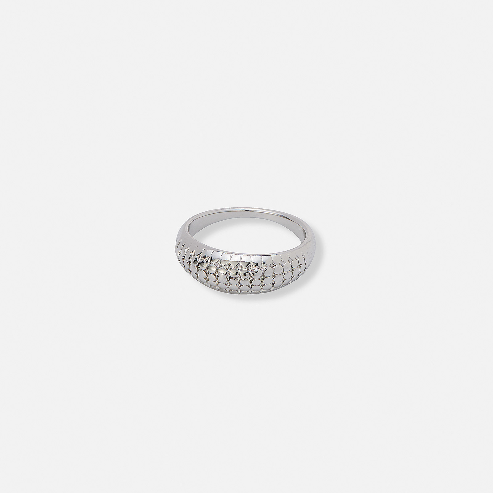 Silverf&auml;rgad chunky ring med prickar