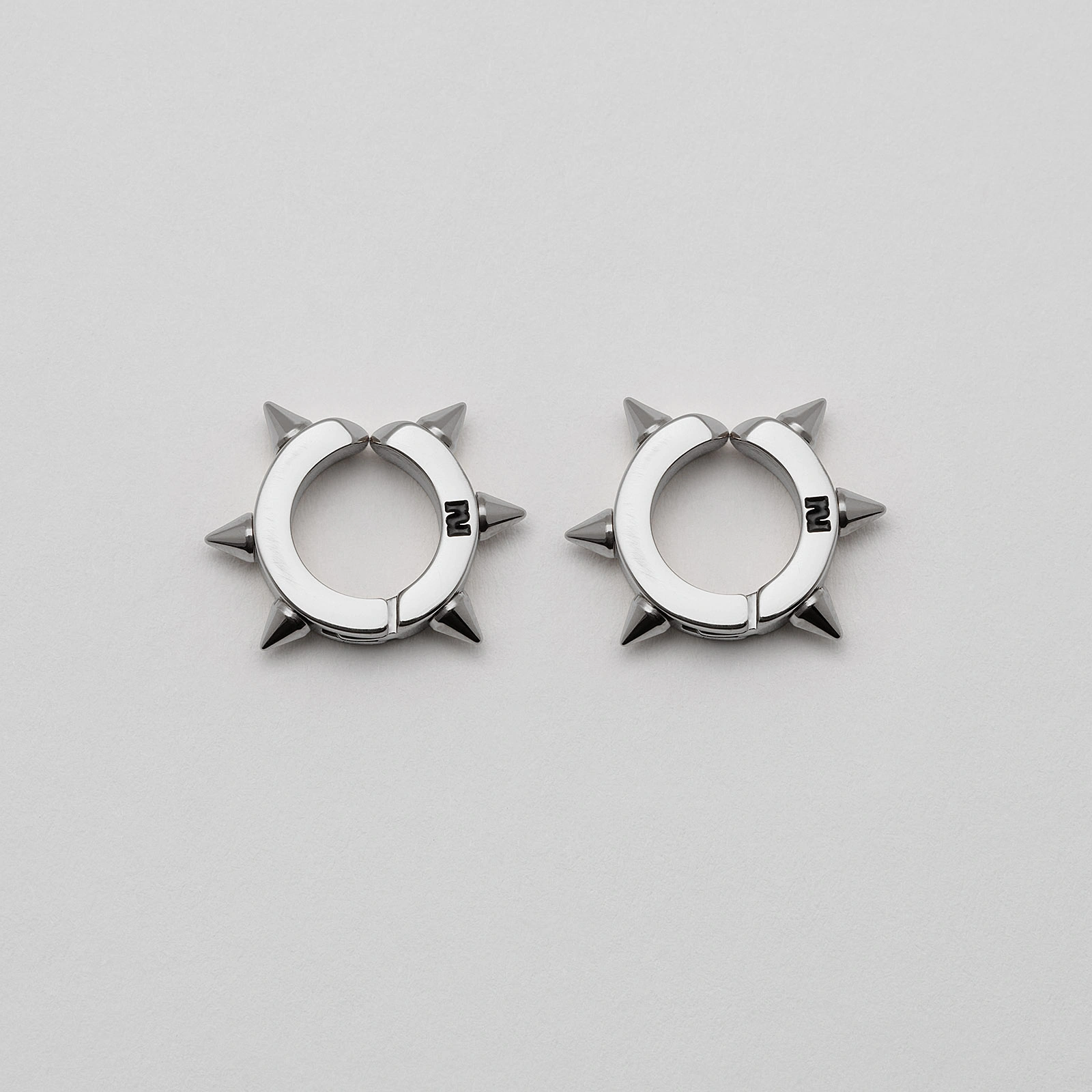 Örhängen stål: Ear cuff med nitar - one size