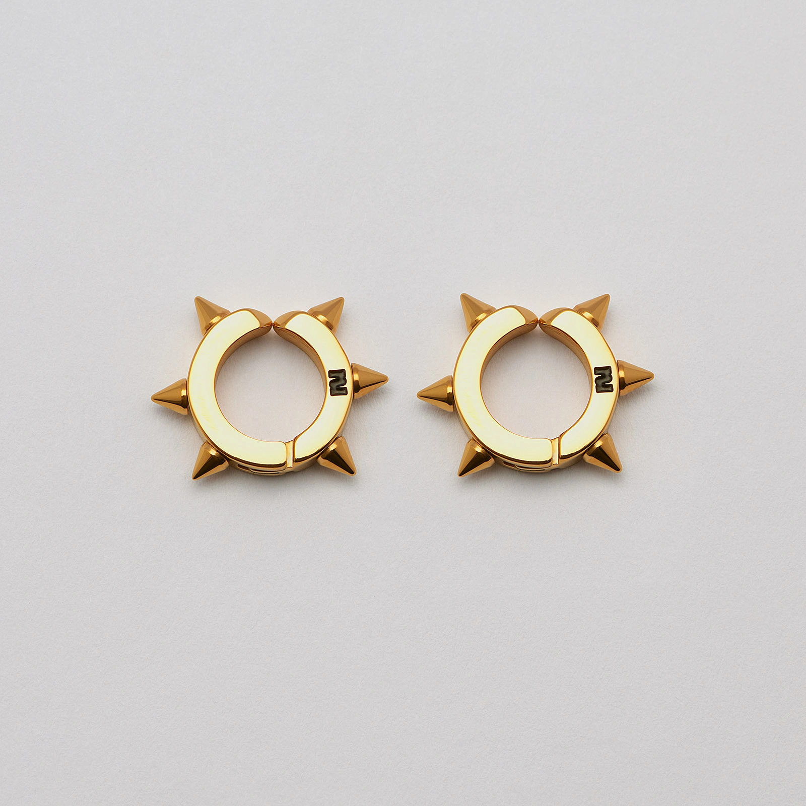 Guldpläterade örhängen stål: Ear cuff med nitar - one size