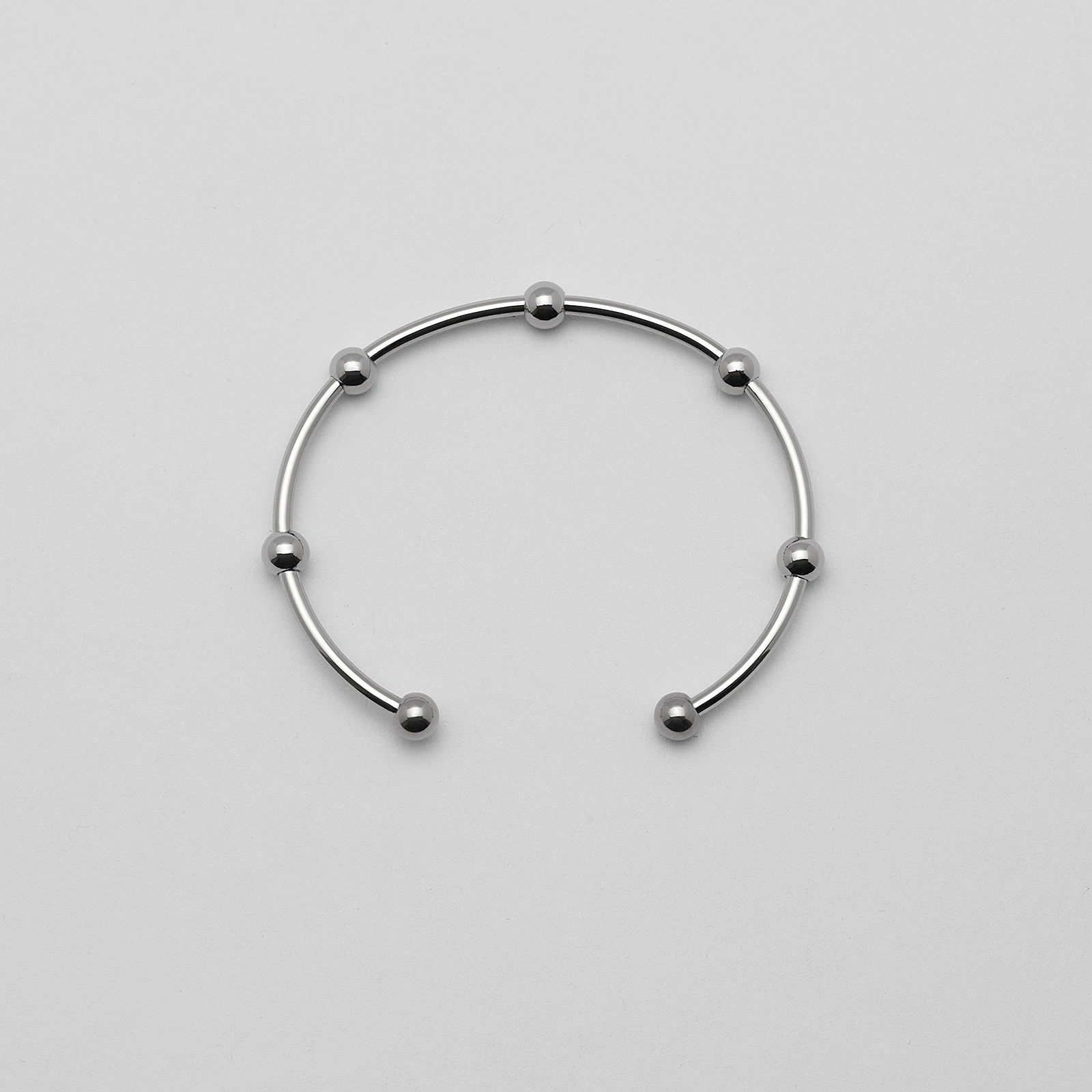 Armband i guldpläterat stål, bangle med boll - 2,5 x 66,5 mm